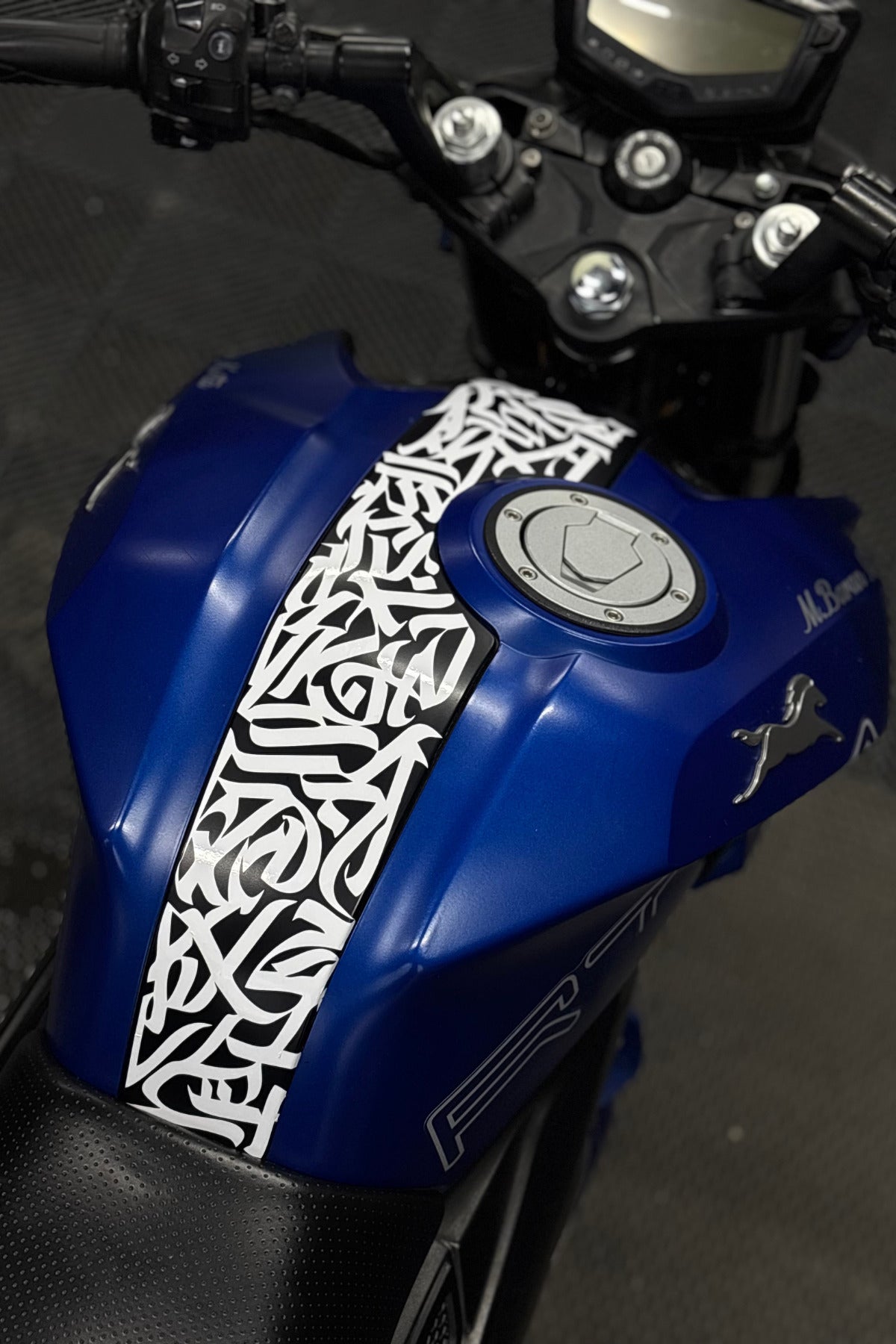 TVS RTR için Uyumlu Orta Panel Kaligrafi Tribal Desen Sticker