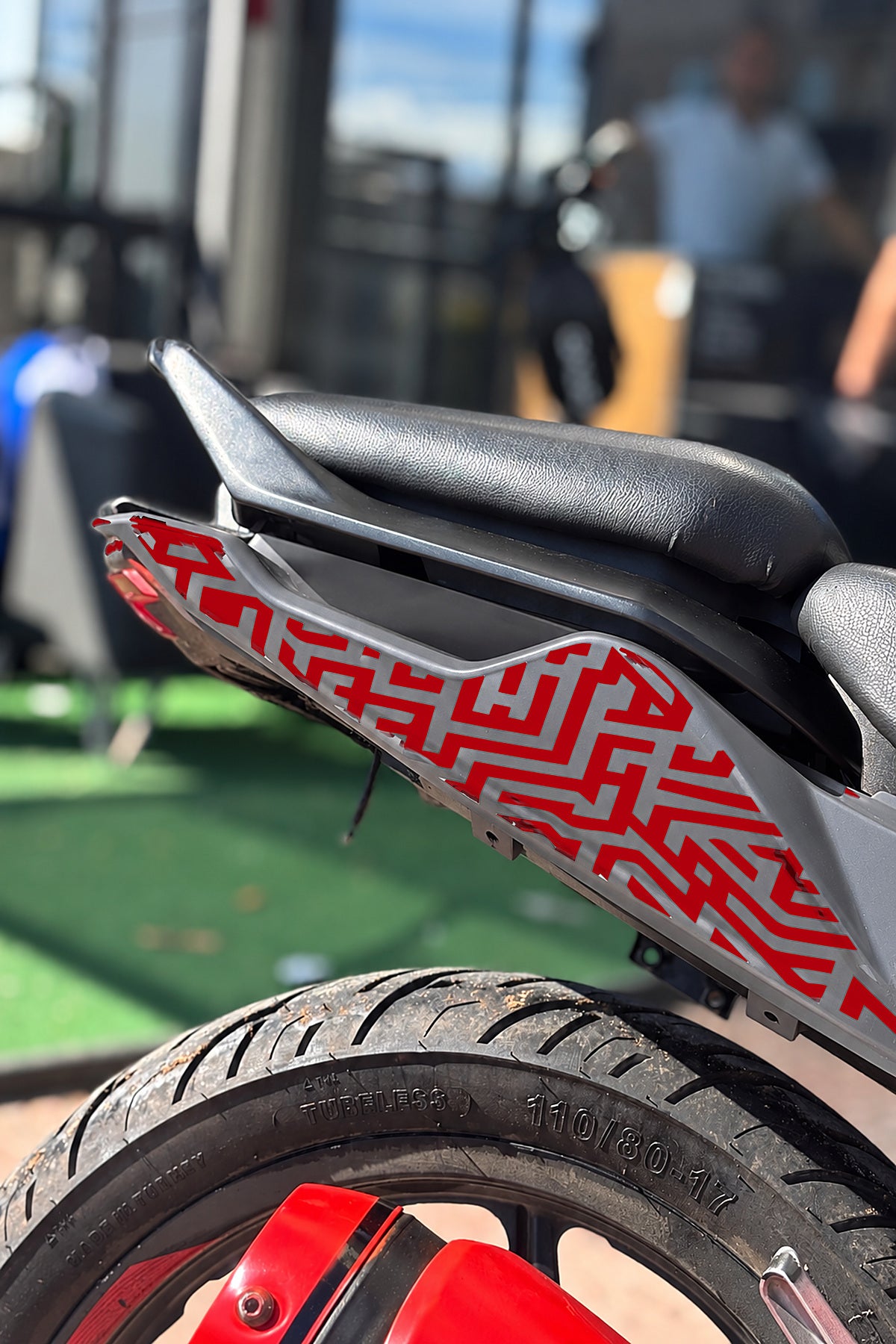 TVS Raider 125 için Labirent Desenli Sele Altı Kaplama Sticker Etiket (Sağ ve Sol )