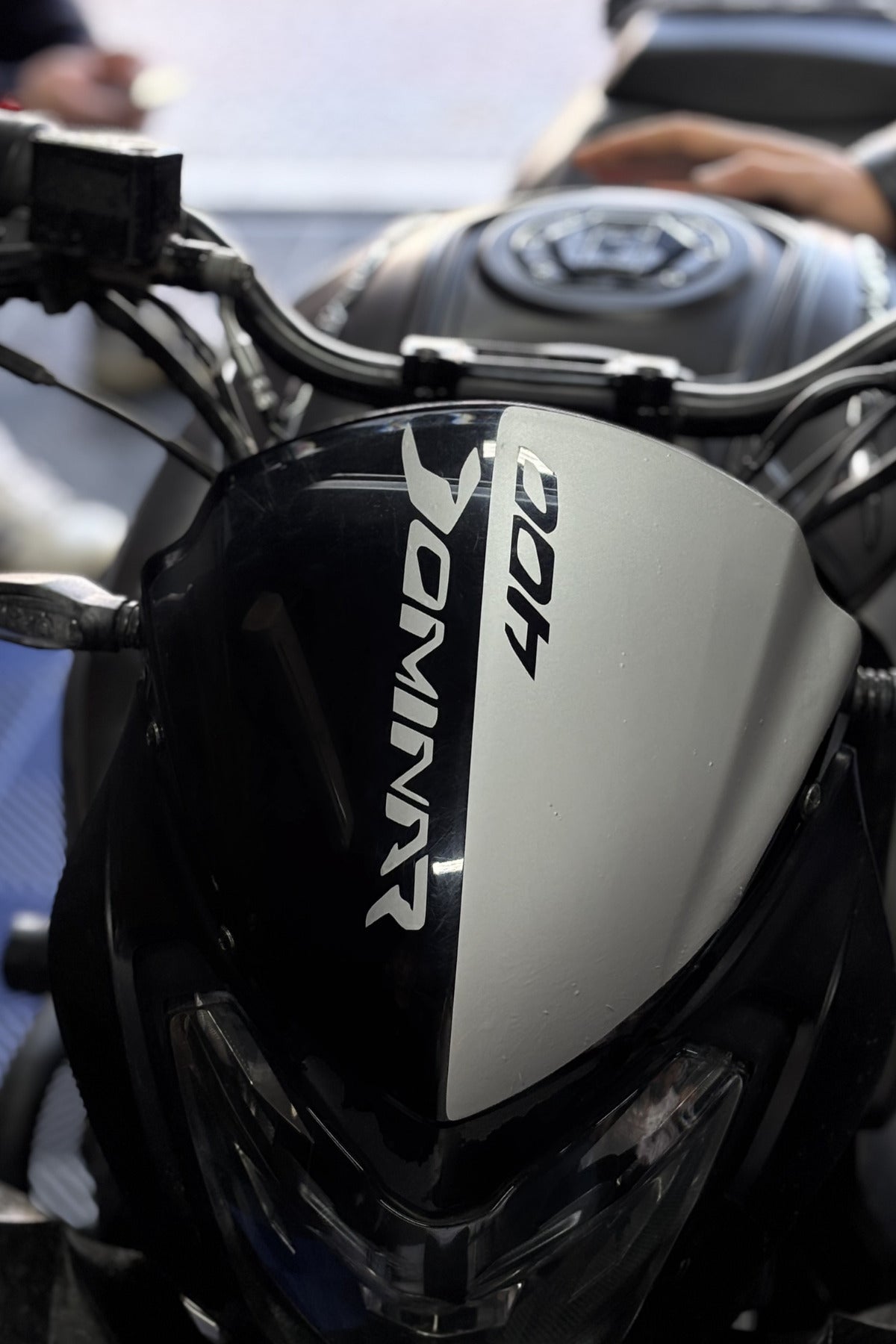 Bajaj Dominar 400 için Mat Gümüş Renkli Kafa Detay Sticker (işçilik GEREKTİRİR)