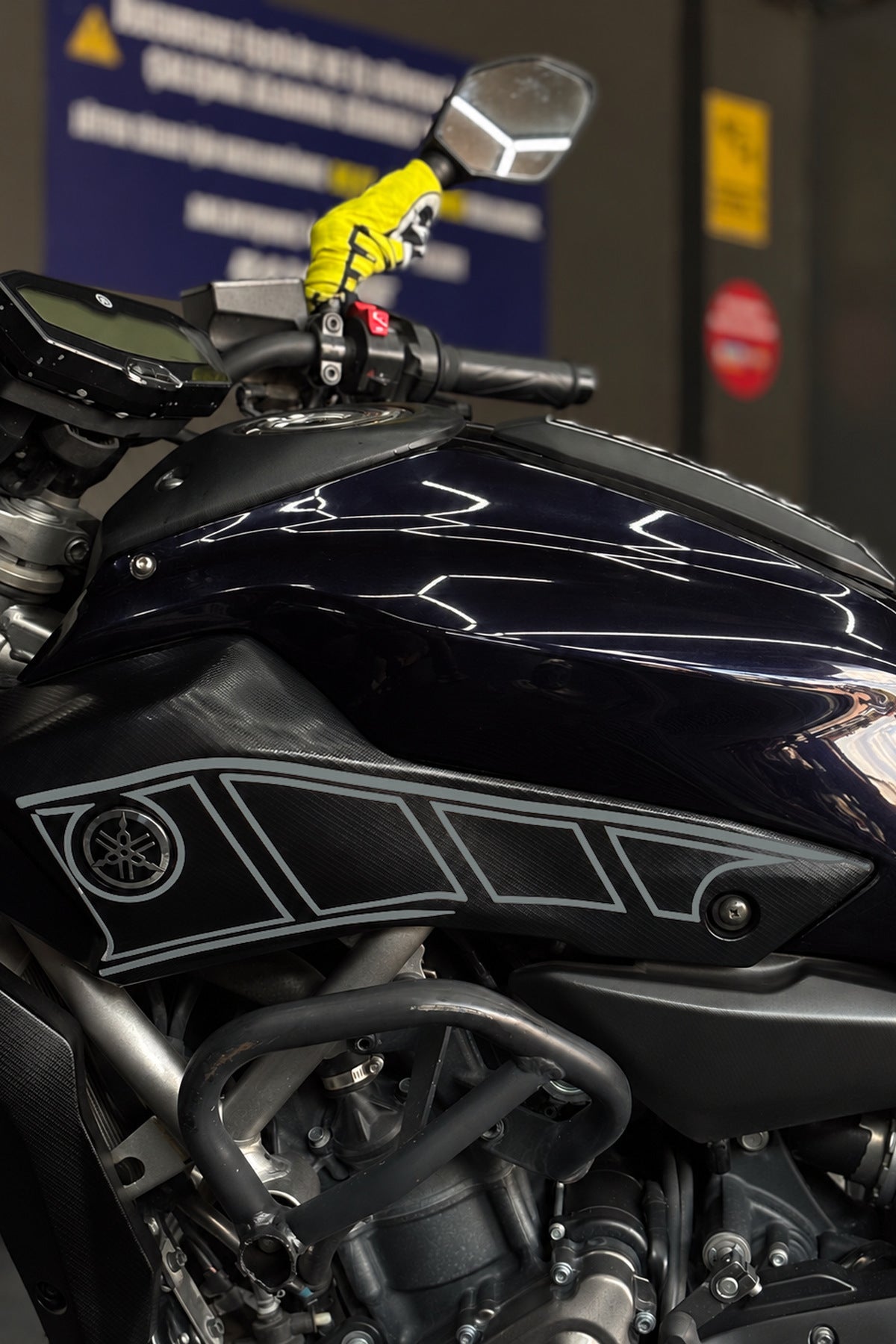 Yamaha MT-07 için Yan Panel için Boşluklu İnce Çizikli Sticker Seti (Sağ ve Sol )