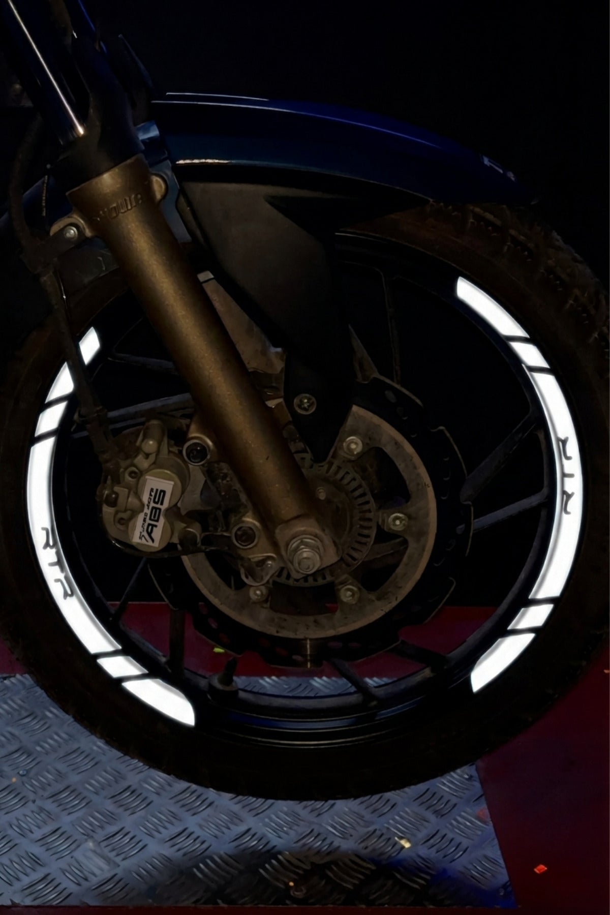 TVS Apache RTR için Reflektörlü 8 Parça Jant Şeridi Sticker Seti ( 2 Janta Yeter)