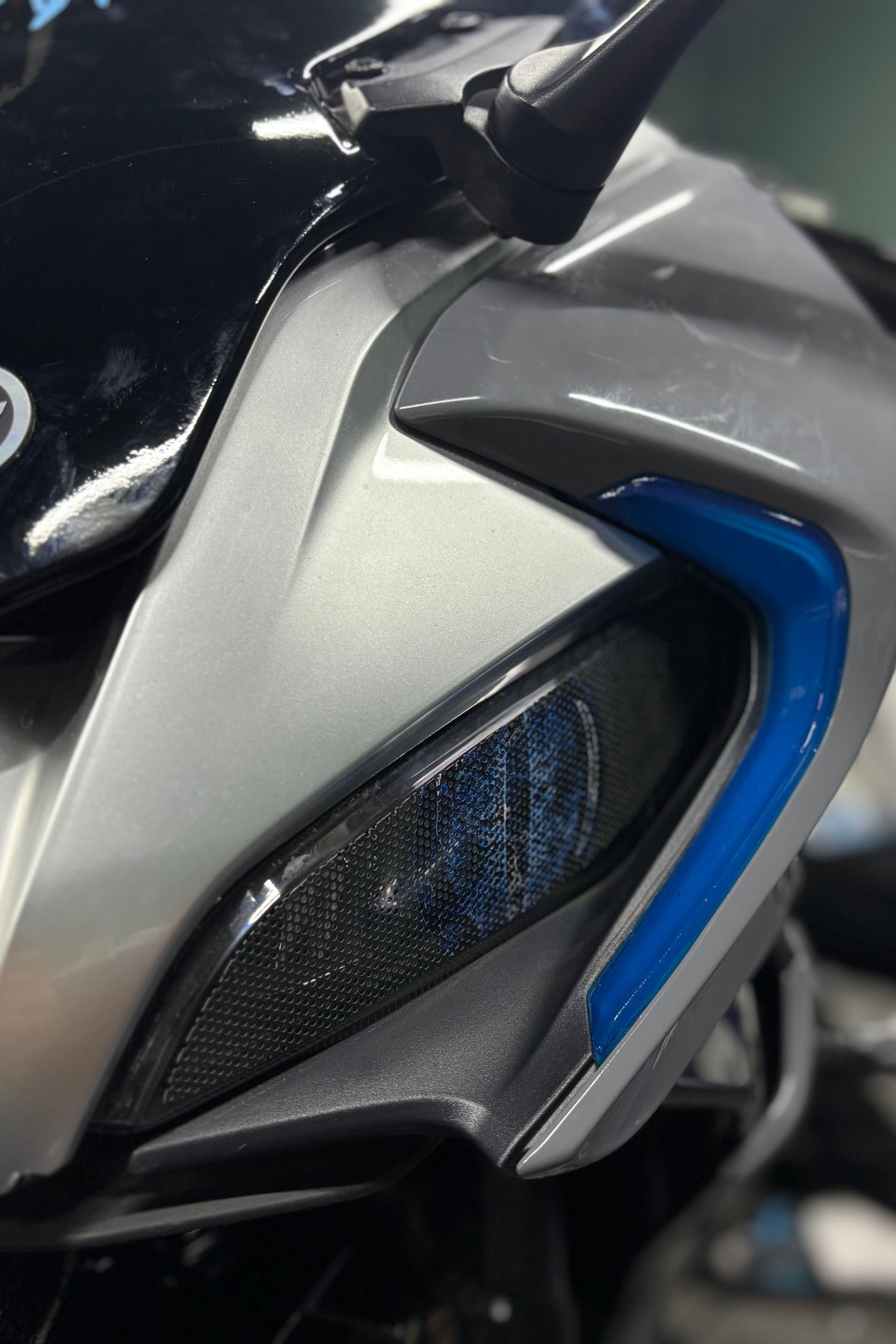 CFMOTO SR250 için Delikli Far Üstü Sticker Seti Aydınlatma Engellemez(Sağ ve Sol)