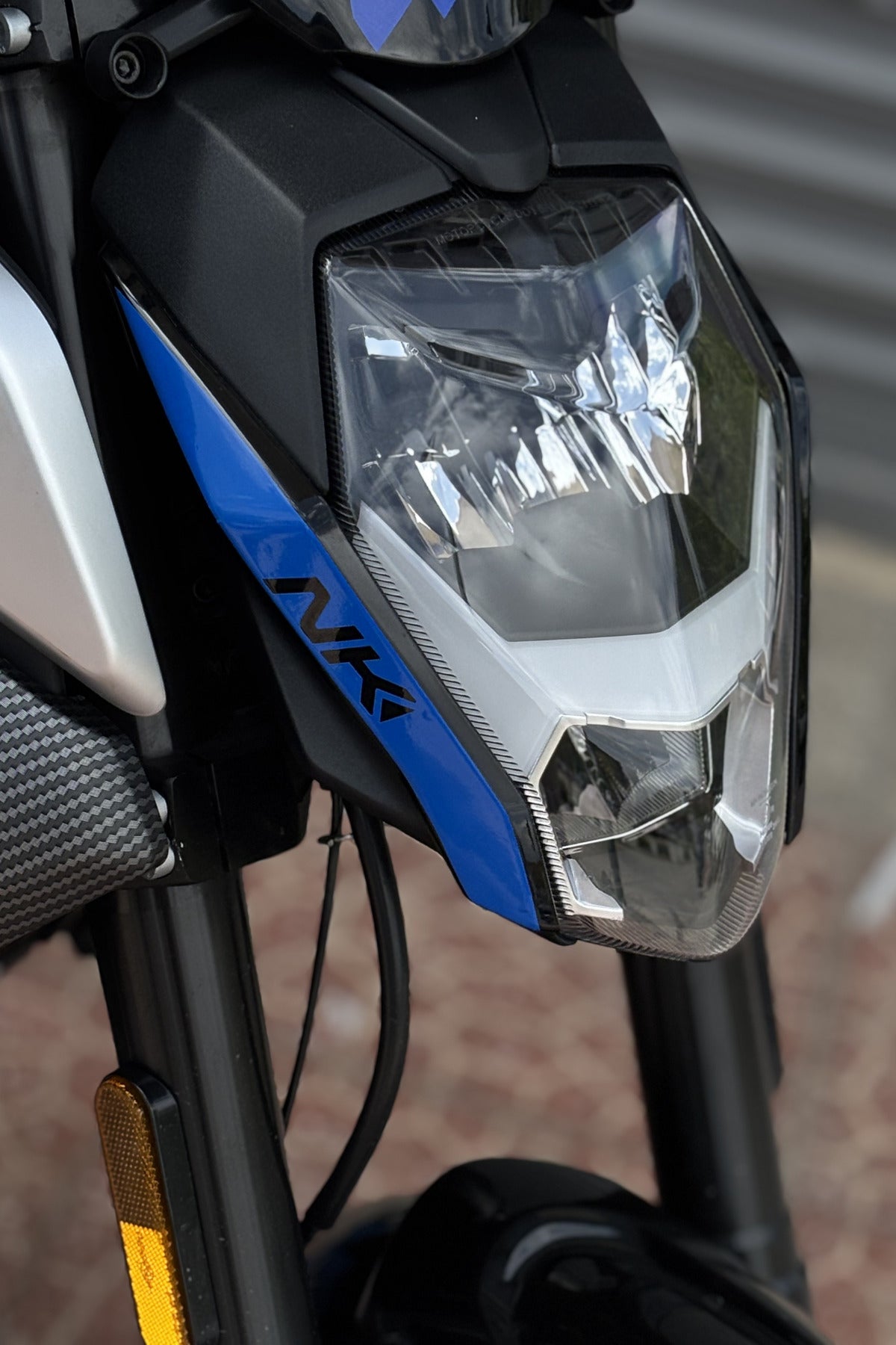 CFMOTO NK250 için Tüm Yıl ve Modellere Uyumlu NK Logolu Far Kaşı Sticker Sağ ve Sol