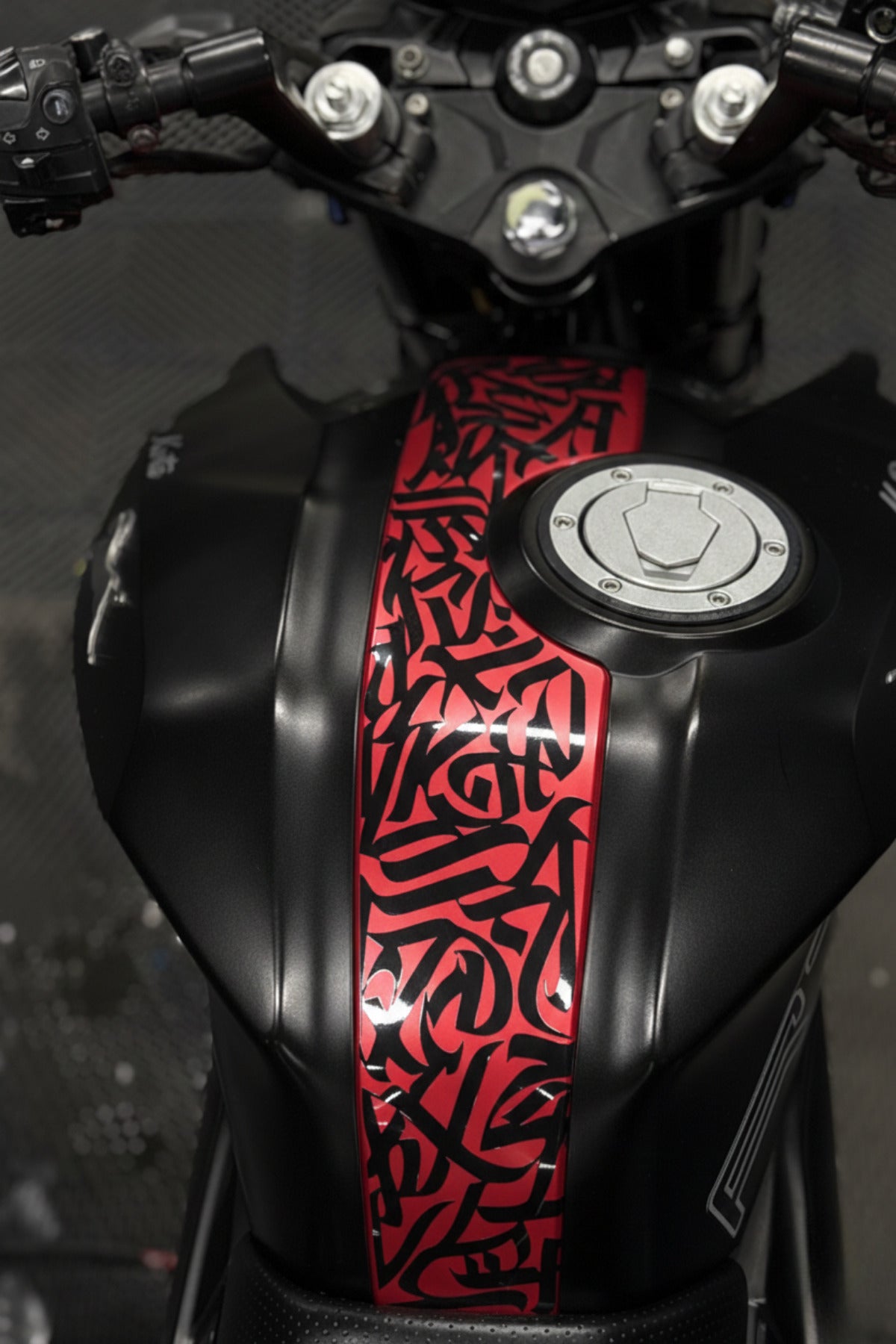 TVS RTR için Uyumlu Orta Panel Kaligrafi Tribal Desen Sticker