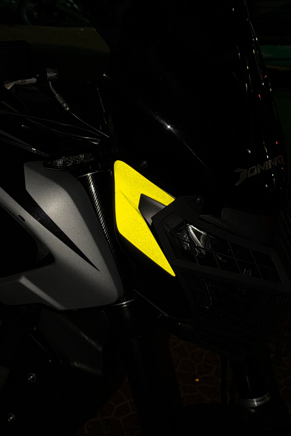 Bajaj Dominar 250/400 için Reflektörlü Orijinal Kafa Sticker (Sağ ve Sol)