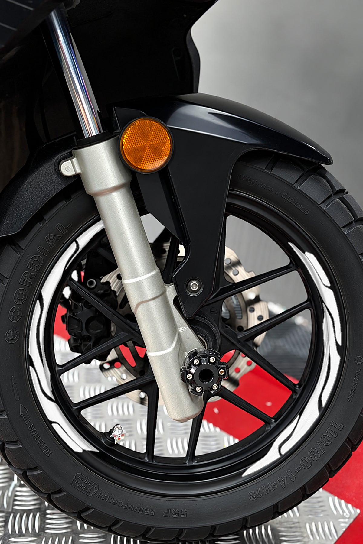 Scooter Grubu için 13-14-15 Jant Uyumlu Kesikli V2 Jant Şeridi Sticker Seti (Ön-Arka Tam Yeterli)