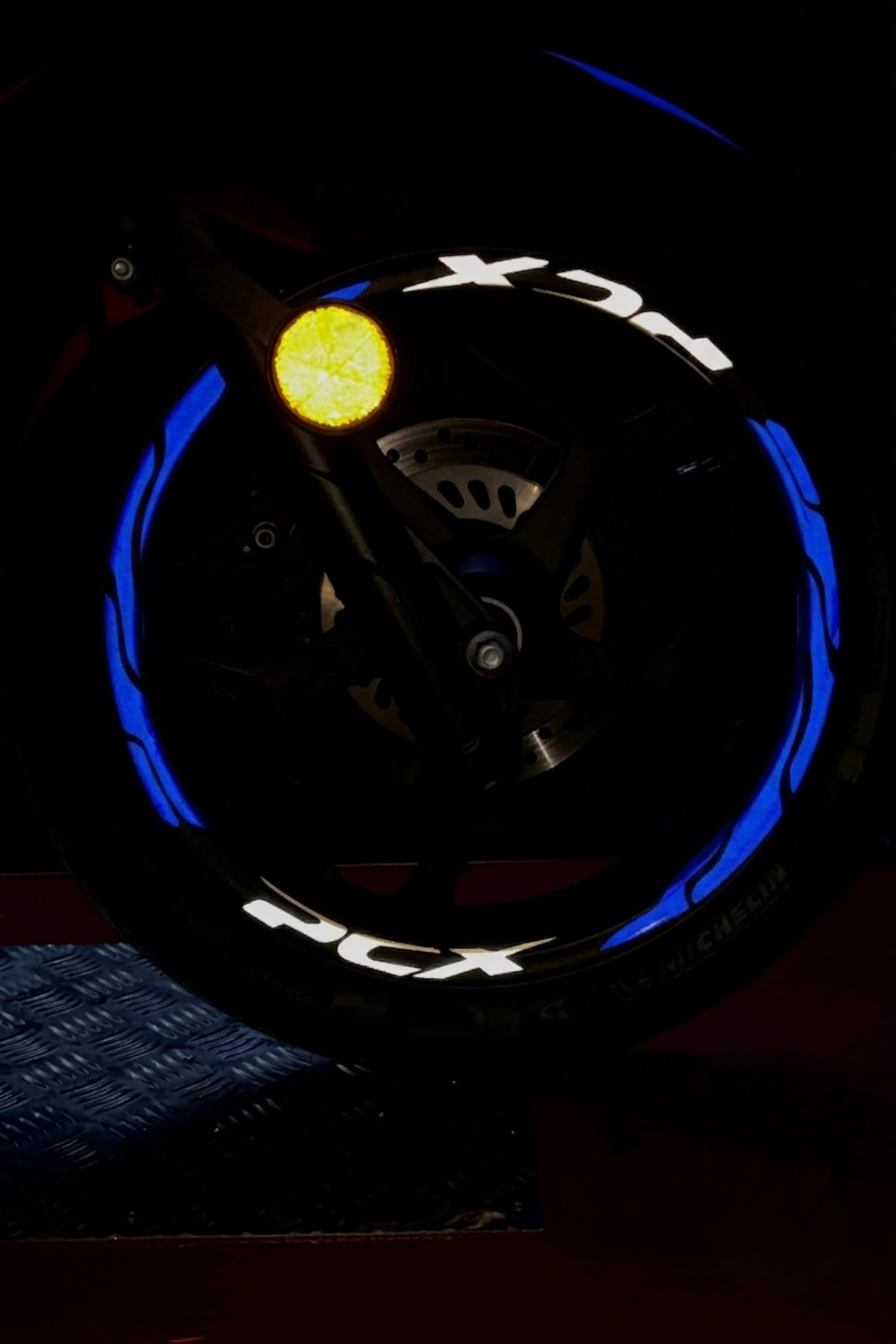 Honda PCX için Jant Şeridi Tüm Yıllara Uyumlu Premium Reflektörlü Kesikli+Yazılı Jant Şeridi (Ön ve Arka)