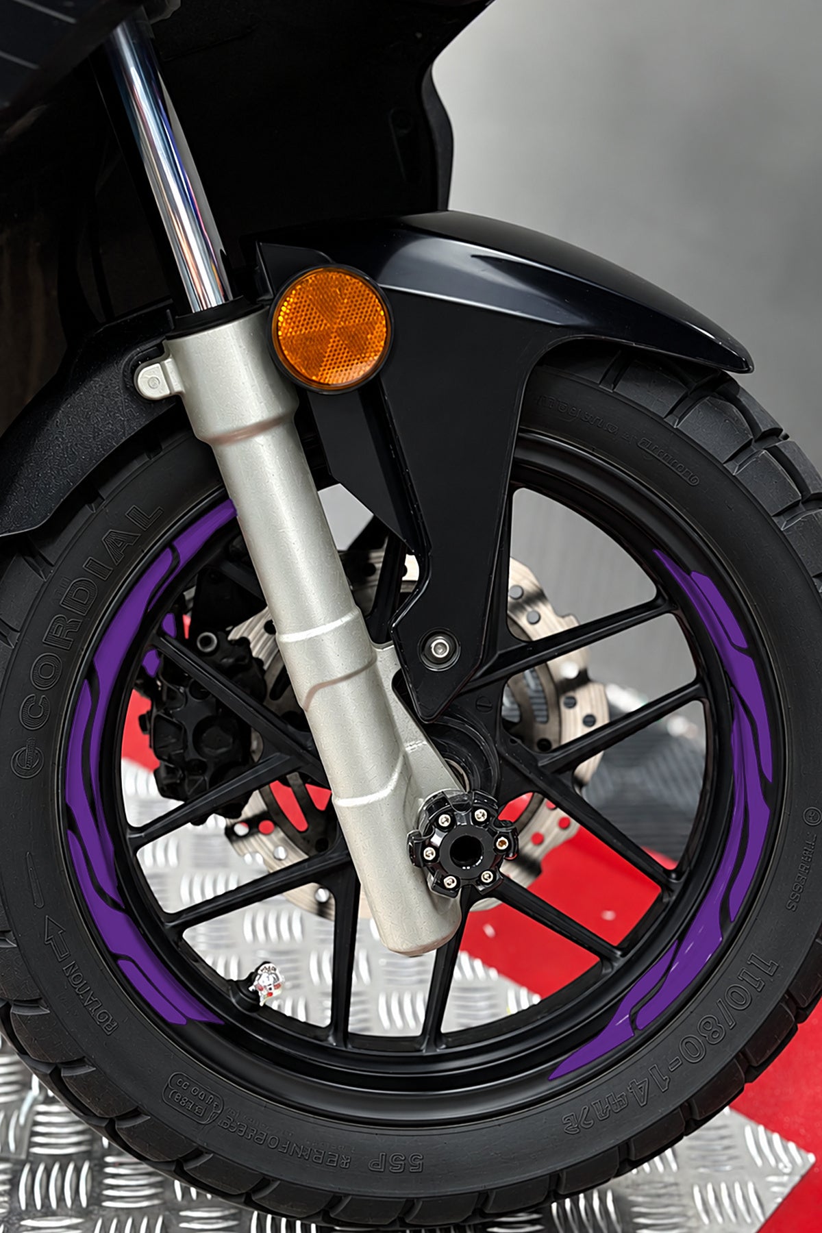 Scooter Grubu için 13-14-15 Jant Uyumlu Kesikli V2 Jant Şeridi Sticker Seti (Ön-Arka Tam Yeterli)