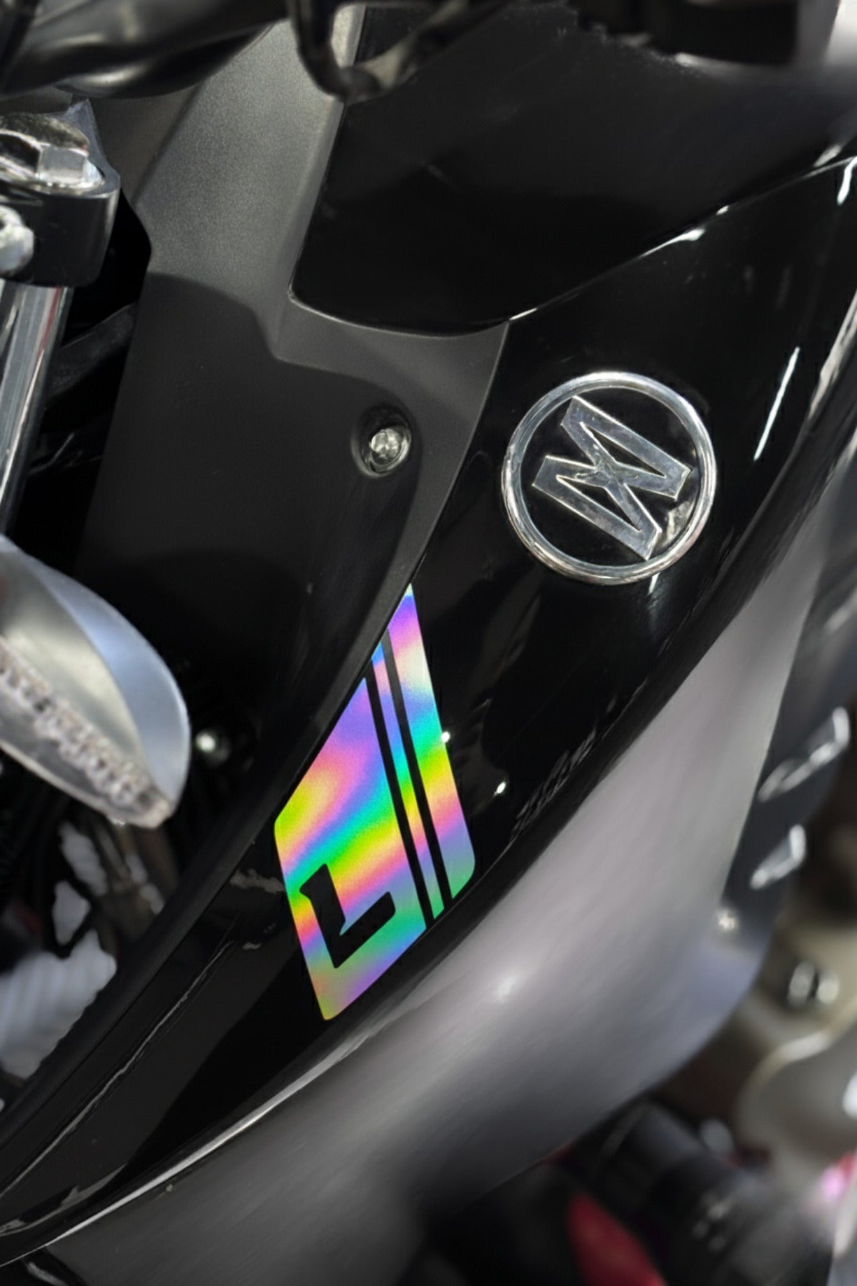 Mondial Drift-L için Logo Önü L Harfli Detay Sticker (Sağ ve Sol)