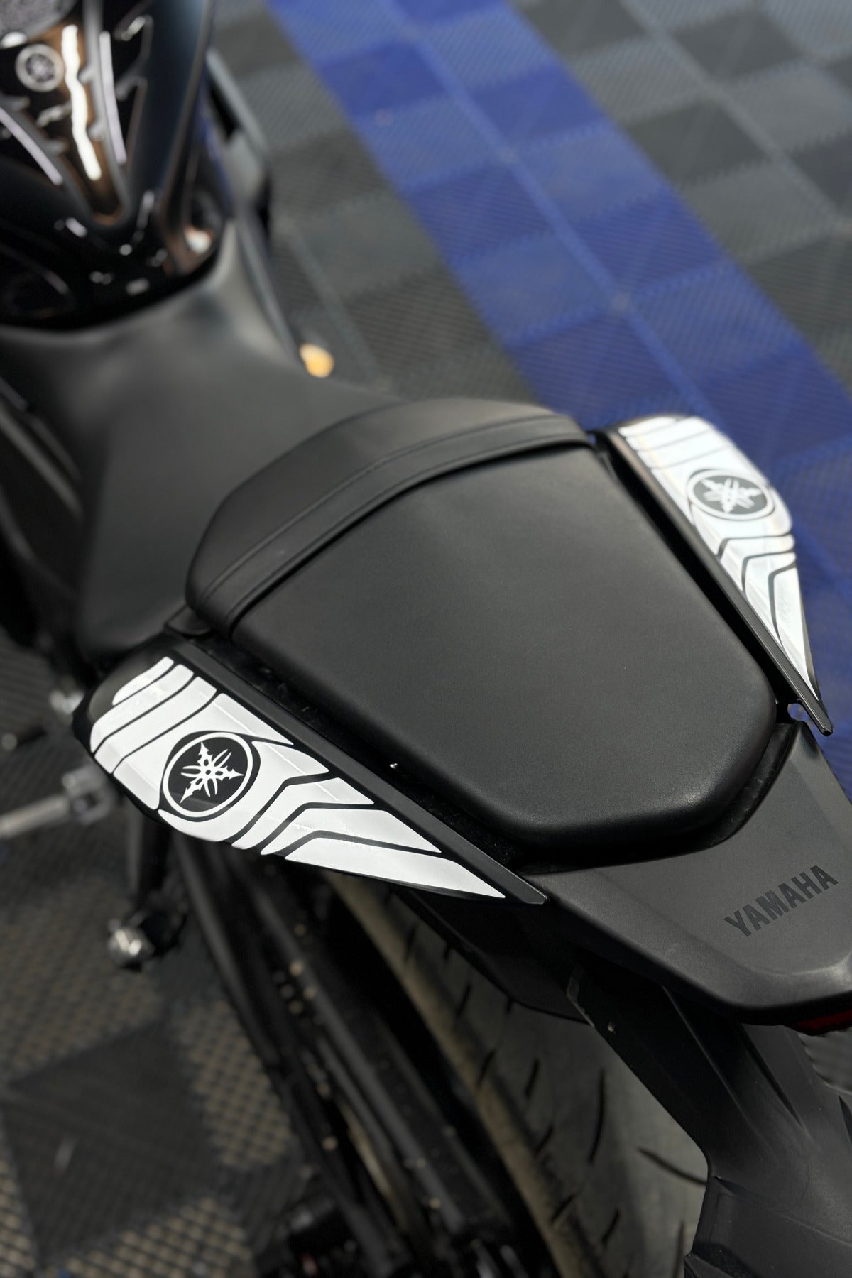 Yamaha R25 2025 Model için Arka Kuyruk için Sticker Seti (Sağ ve Sol)