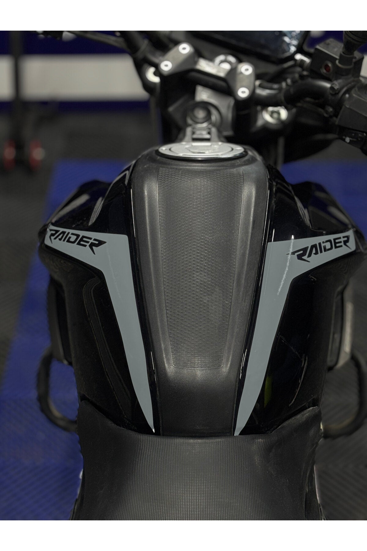 TVS Raider 125 için Raider Yazılı Depo Kordon sticker Etiket (Sağ ve Sol)