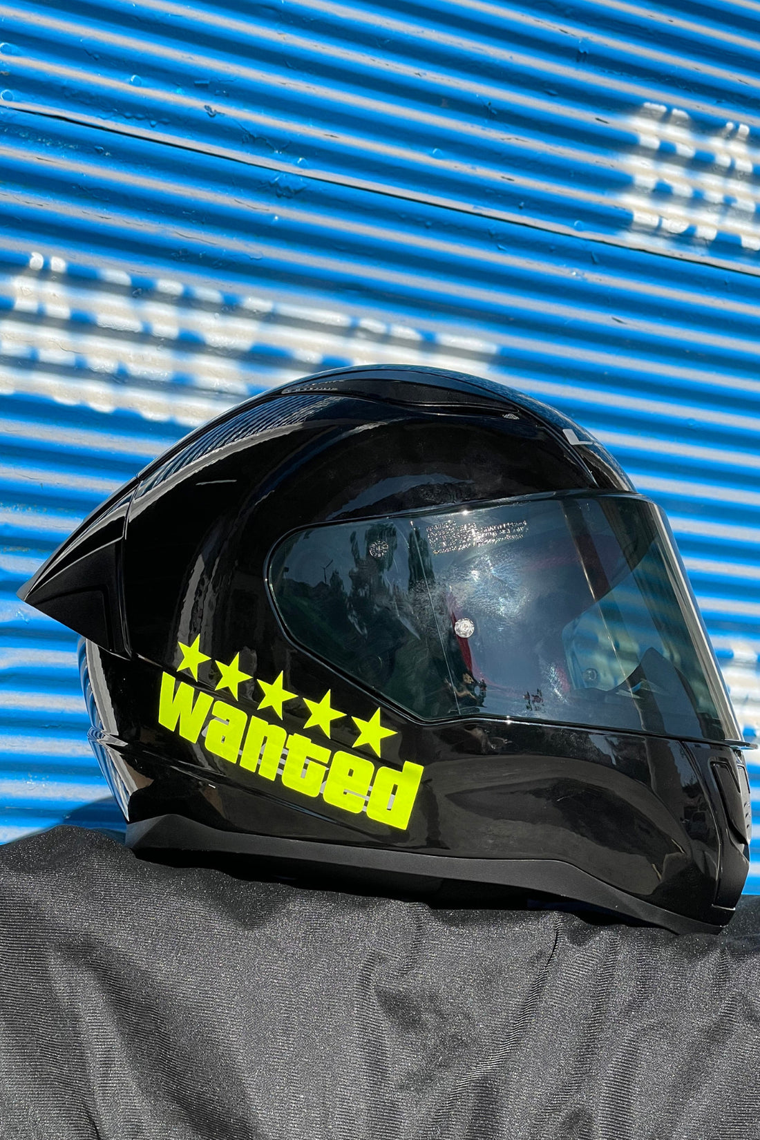 Motor-Araba-Kask için Dekoratif Neon Sarı Wanted Sticker Etiket 14CMx5CM