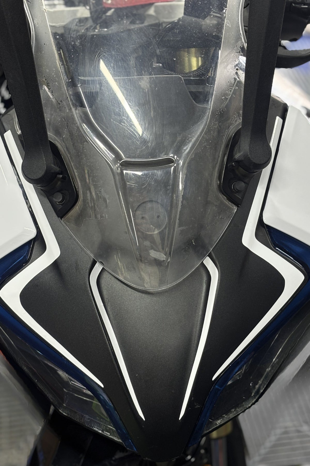 CFMOTO 450SR için Beyaz Renk Geniş Uzun Far Kaşı Sticker Seti (4 Parça)