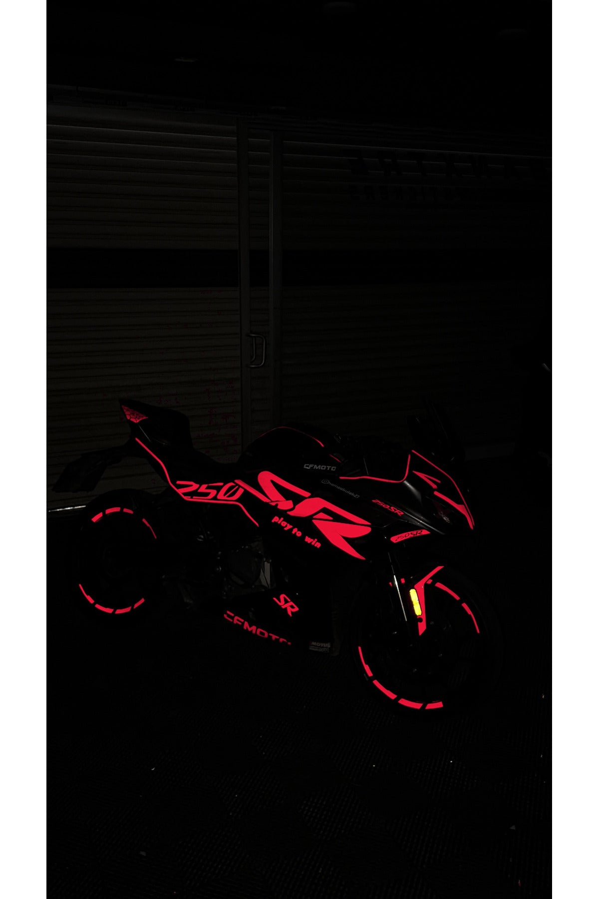 CFMOTO 250SR için Komple Reflektörlü Motosiklet Sticker Seti (Gece Flaş ile Çekimde Parlar) (Sağ ve Sol)