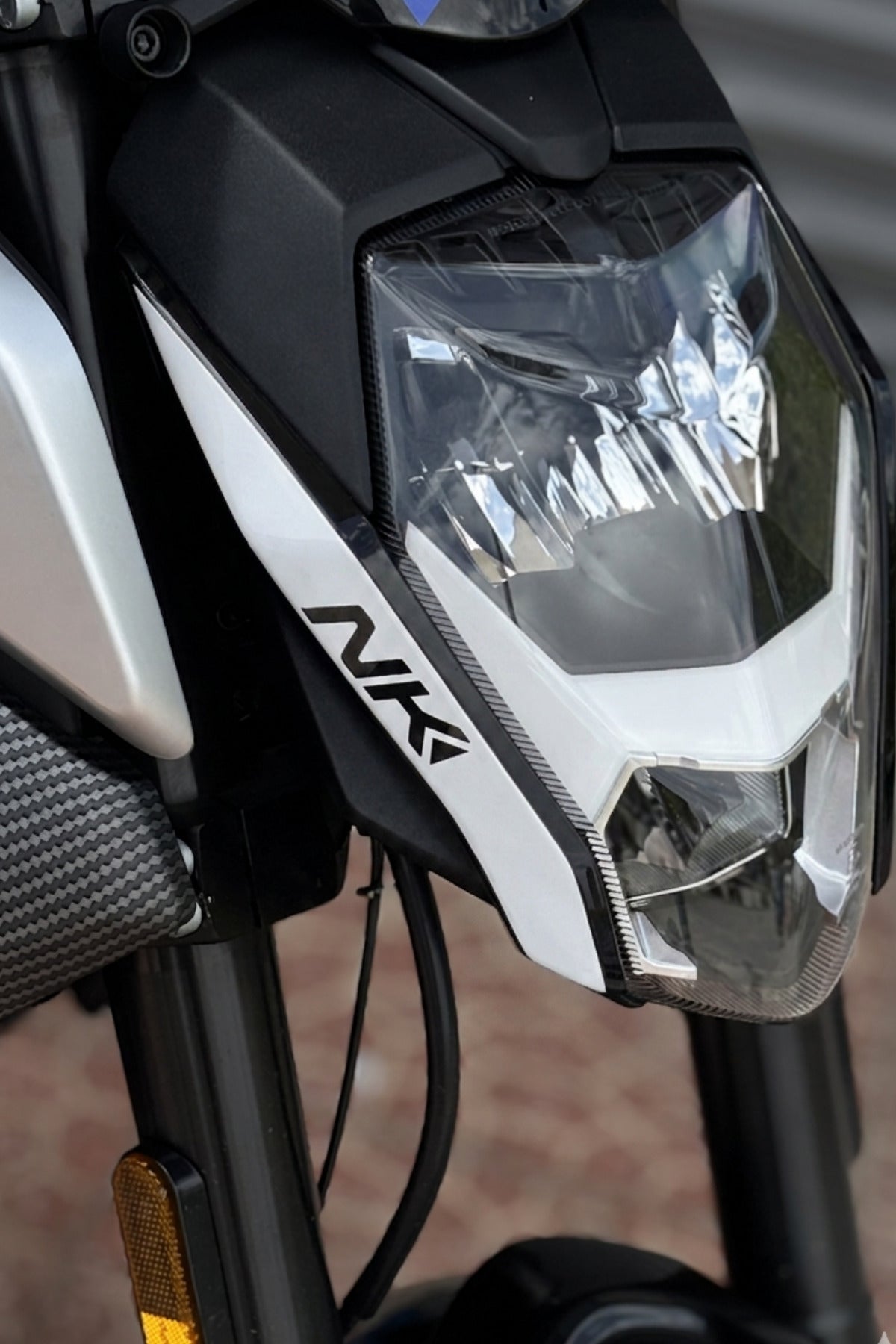 CFMOTO NK250 için Tüm Yıl ve Modellere Uyumlu NK Logolu Far Kaşı Sticker Sağ ve Sol