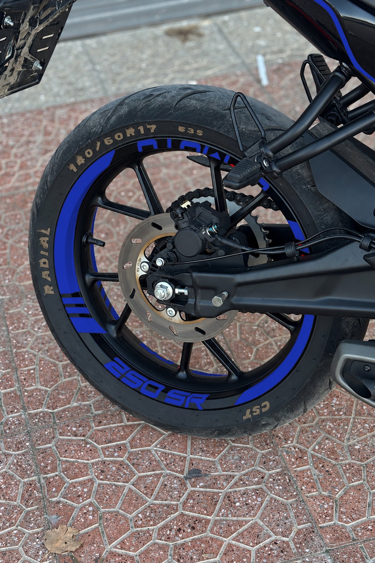 CFMOTO 250 SR için Yazılı Kalın Kesikli Jant Şeridi Sticker Seti (16 Parça) (1 Set 1 Motora Yeterlidir)