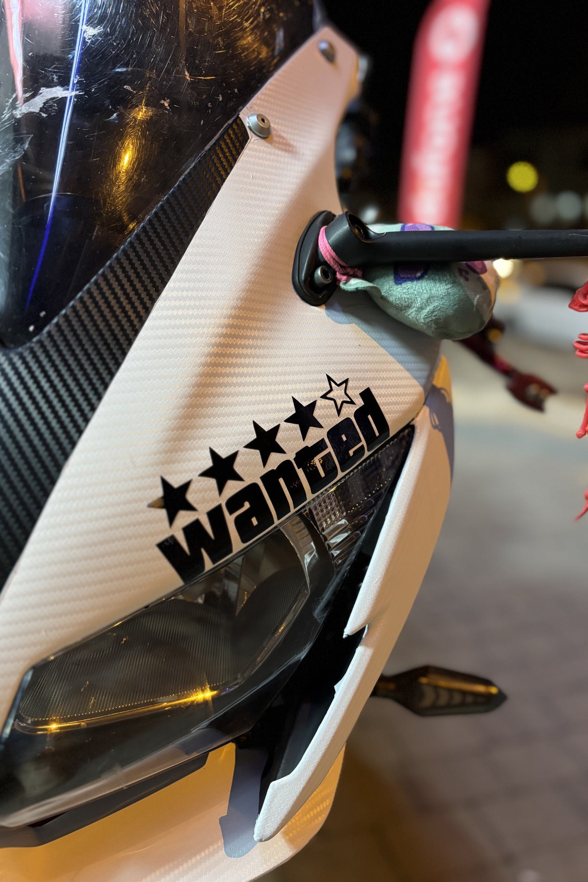 Motor-Araba-Kask için Siyah Renk Yıldızlı Wanted Sticker Etiket (1 Adet)