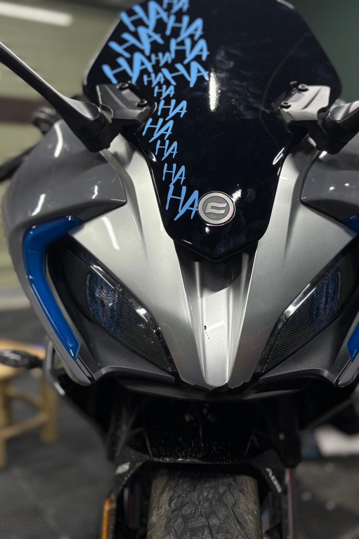 CFMOTO SR250 için Delikli Far Üstü Sticker Seti Aydınlatma Engellemez(Sağ ve Sol)