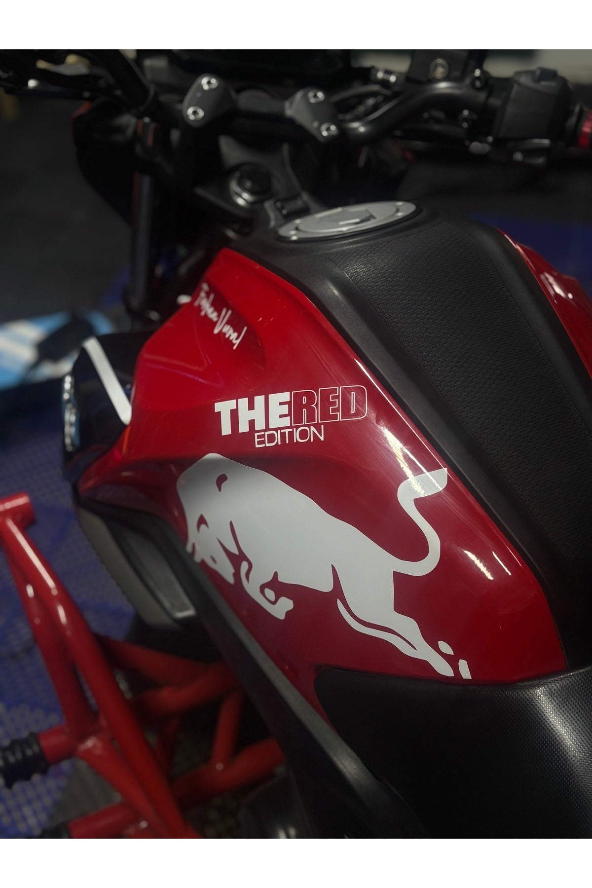 TVS Raider için Beyaz Renk The Red Edition Boğa Enerji Sticker Seti (Sadece TEK Taraf)