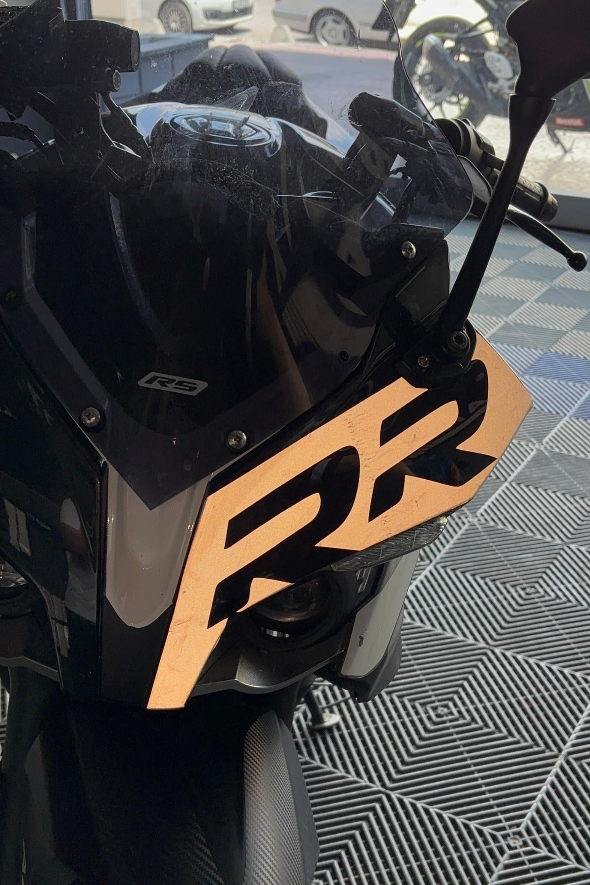 Bajaj Pulsar RS 200 için Reflektörlü RR Kafa Detay Sticker (Sadece 1 Adet)
