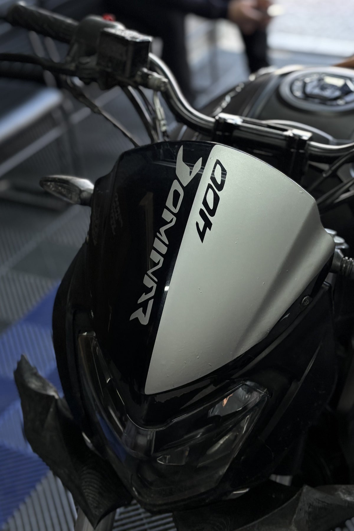Bajaj Dominar 400 için Mat Gümüş Renkli Kafa Detay Sticker (işçilik GEREKTİRİR)