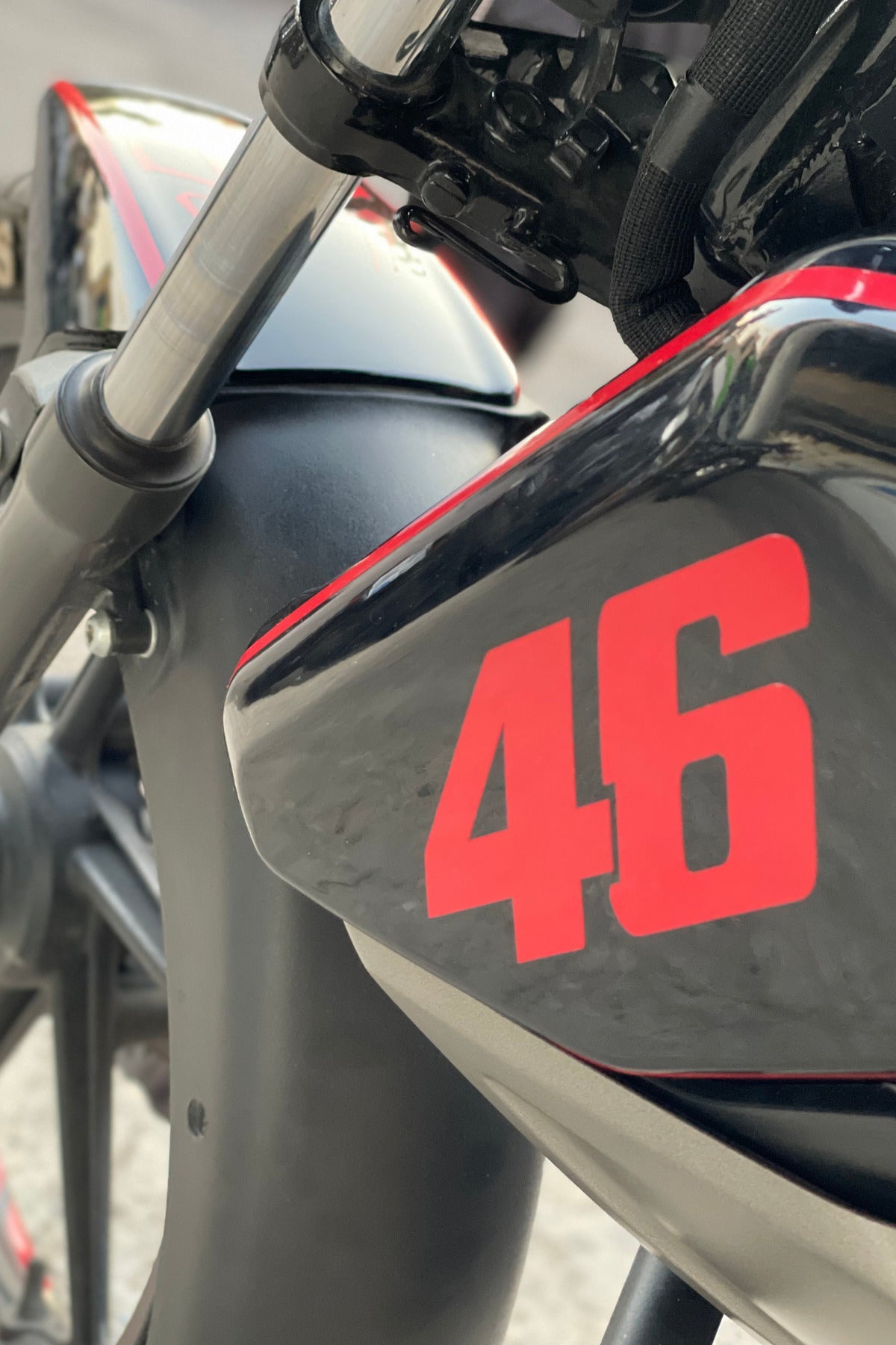 Motor-Araba-Kask için Kırmızı 46 Yarış Stili Logo Sticker Etiket (1 Adet)