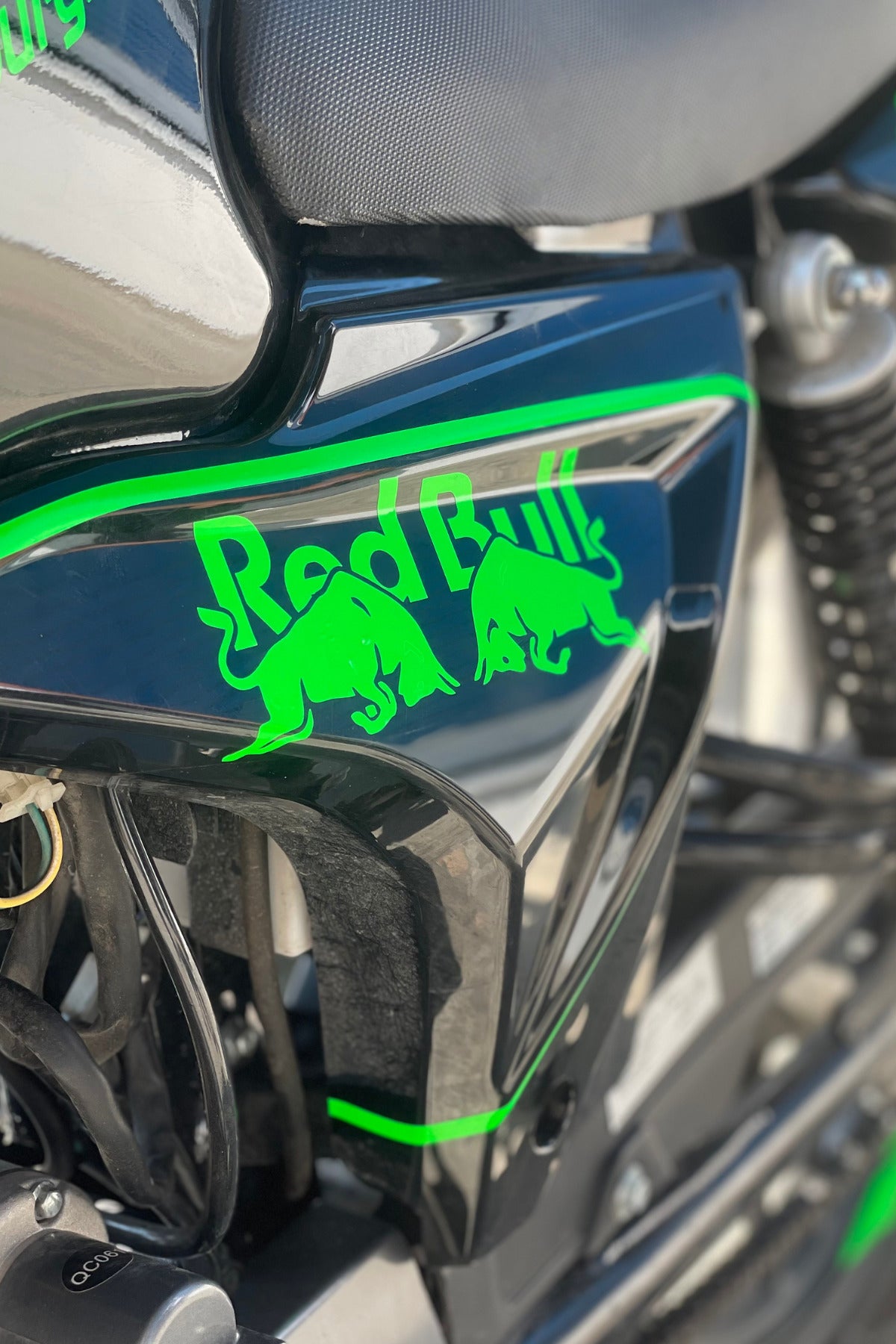 Motor-Araba-Kask İçin Boğa Enerji Neon Yeşil Sticker Etiket 15CMx6CM (1 Adet)