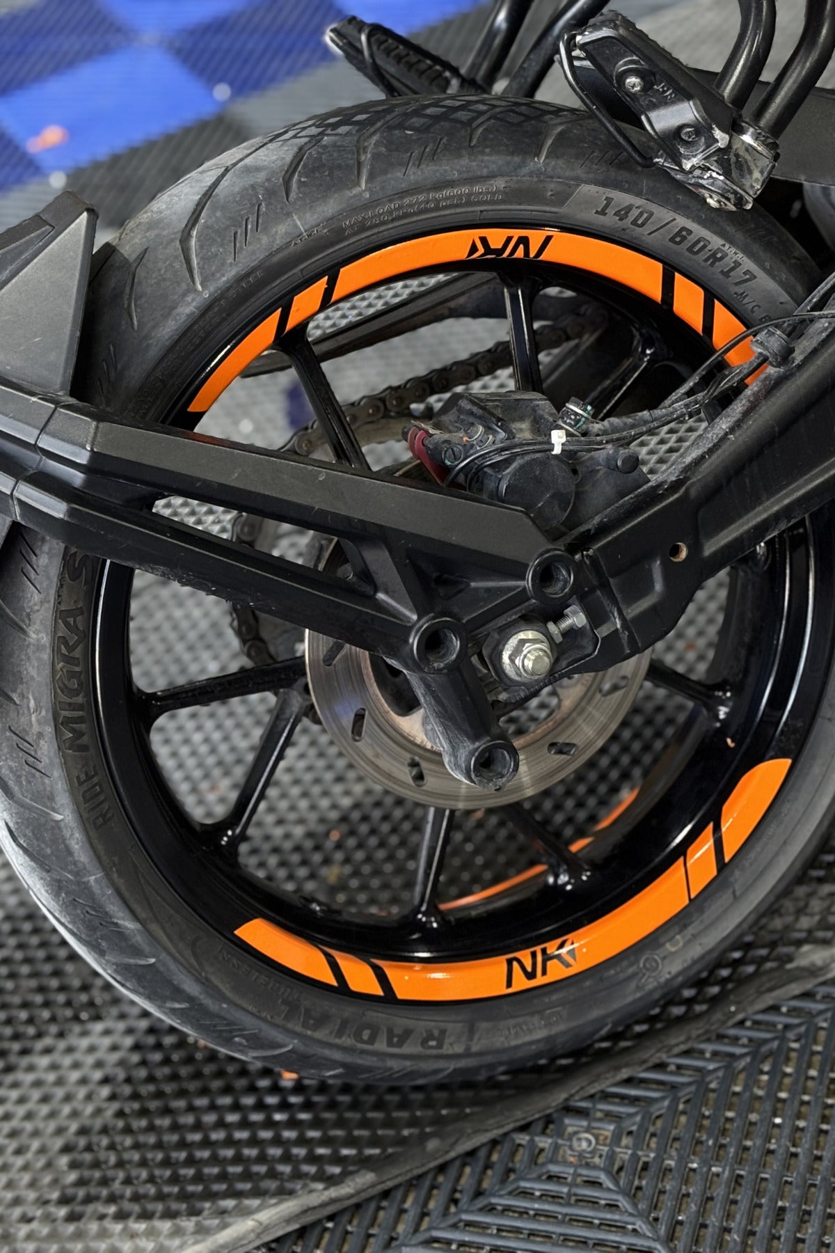 CFMOTO NK 250-450 için Uyumlu NK Logolu Jant Şeridi Sticker Seti (8 Parça)