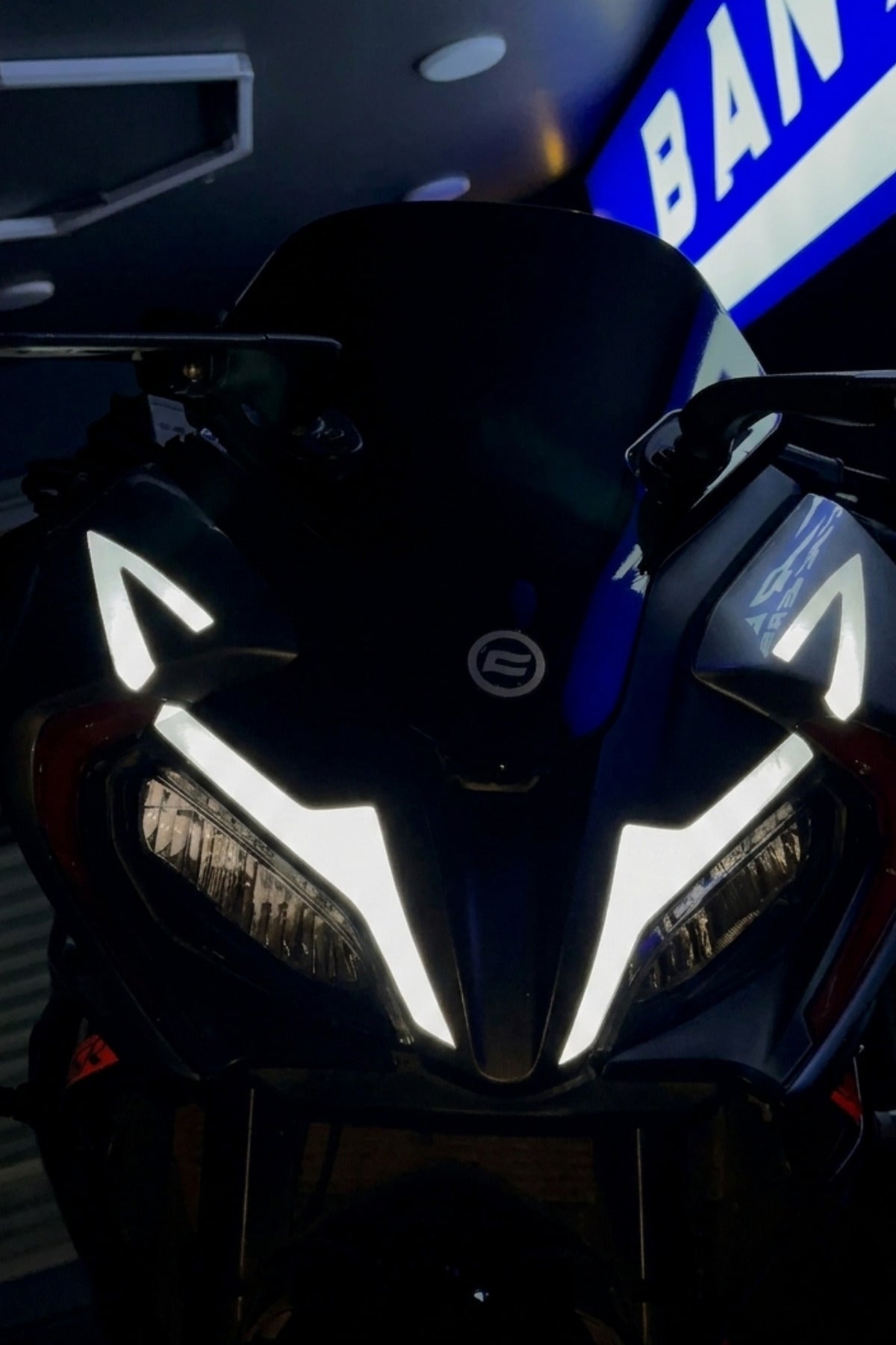 CFMOTO SR250 için Reflektörlü Far Kaşı Sticker Etiket Seti