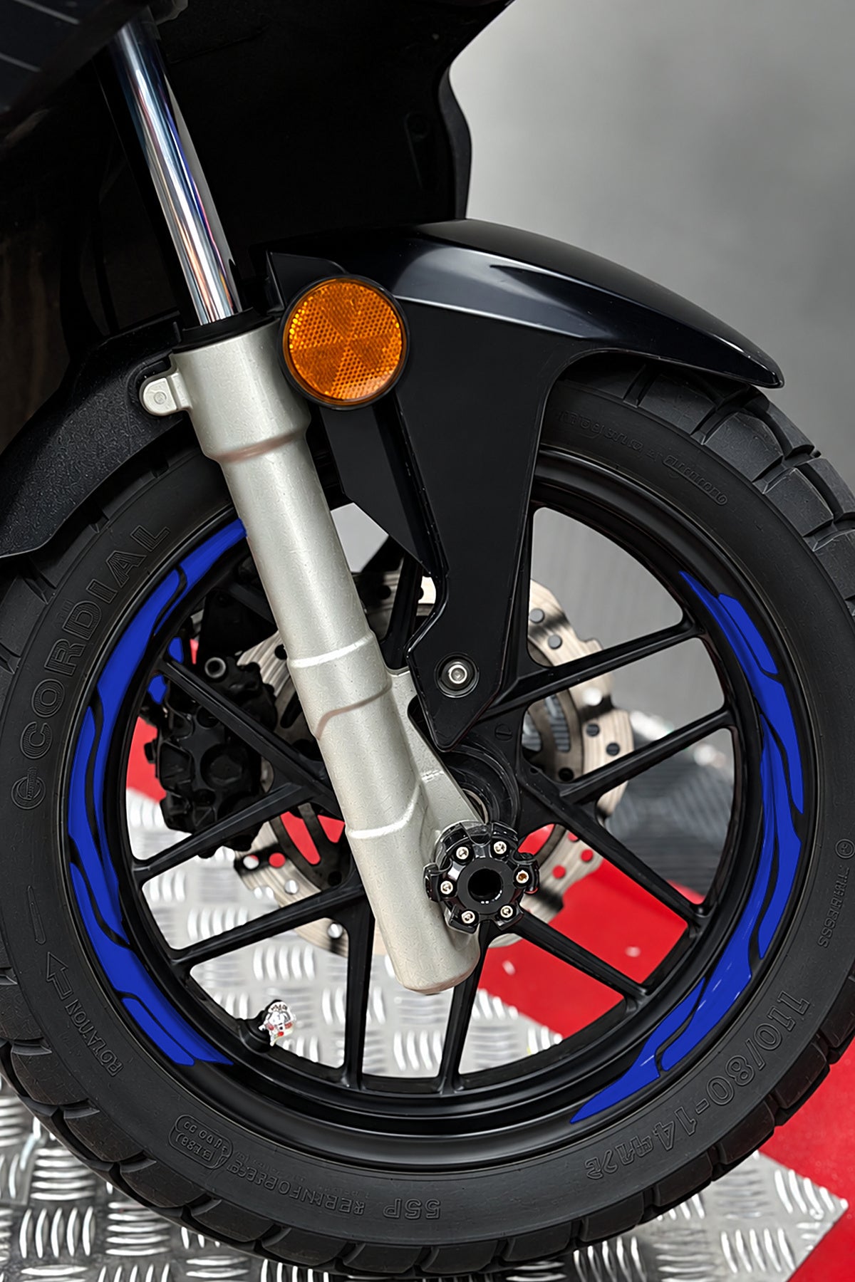 Scooter Grubu için 13-14-15 Jant Uyumlu Kesikli V2 Jant Şeridi Sticker Seti (Ön-Arka Tam Yeterli)