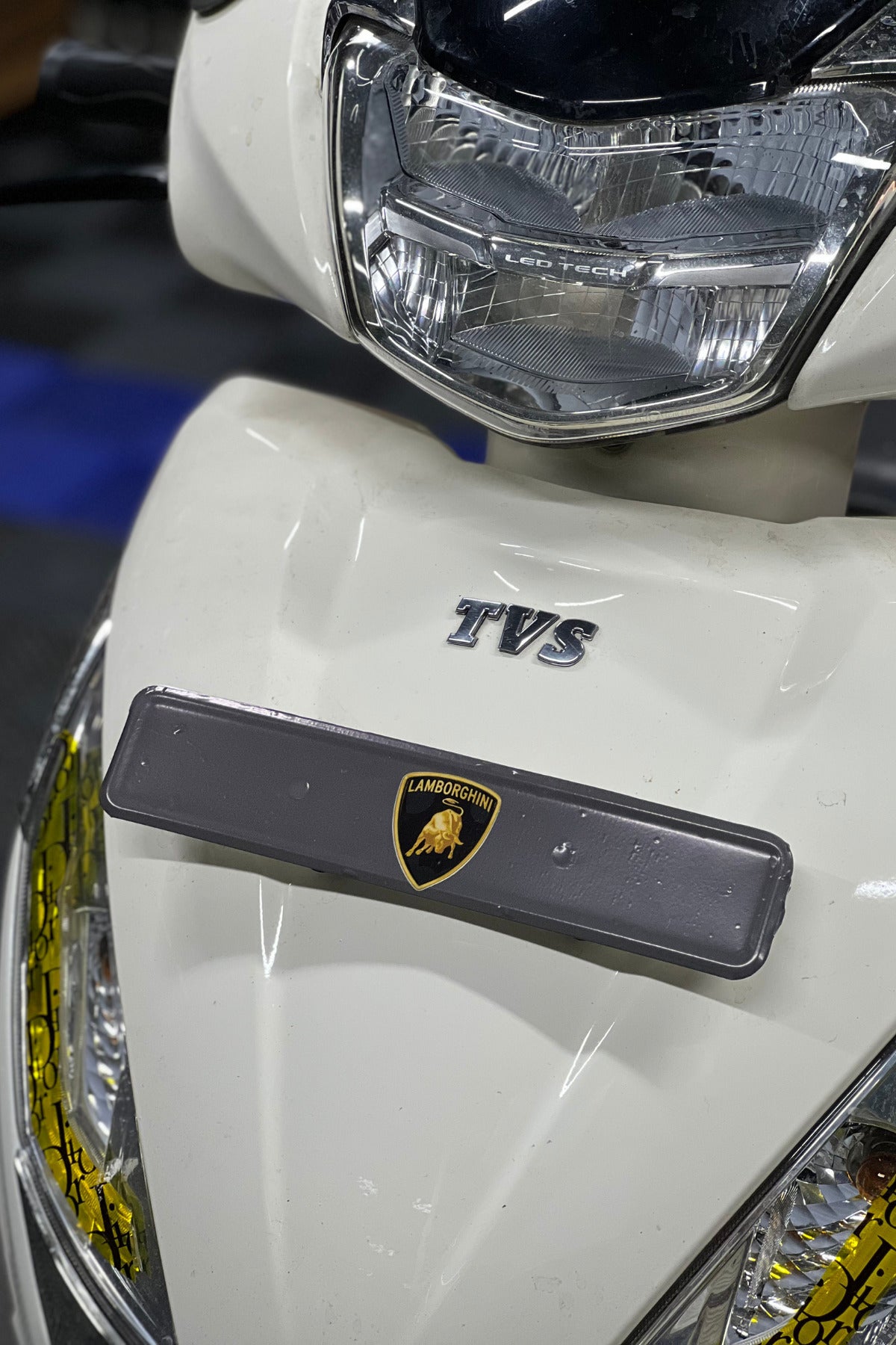 TVS Jupiter 125 Ön Plakası için Bayrak ve Desenli Sticker