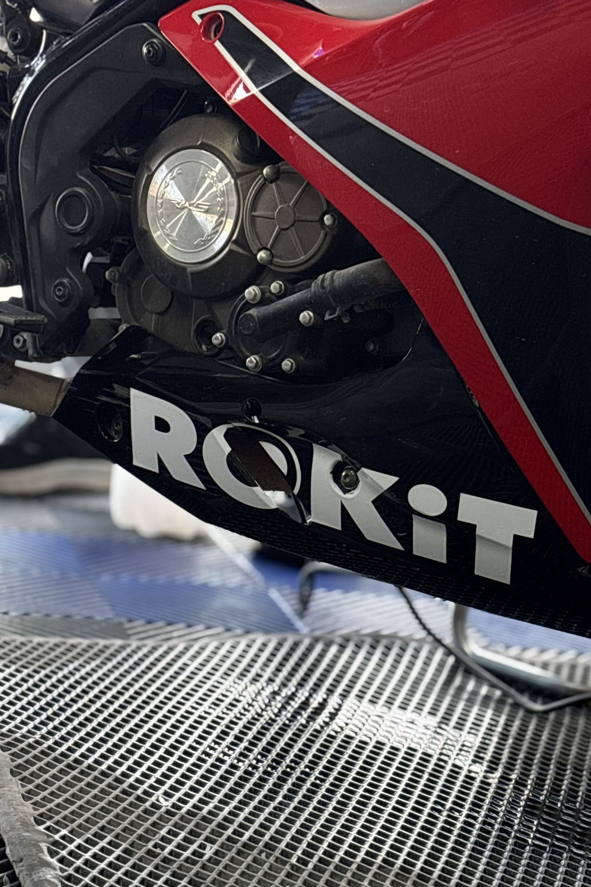 Motosiklet Alt Sakala ve Grenaj için Beyaz Renk ROKIT Sticker Etiket (30CMx7CM)
