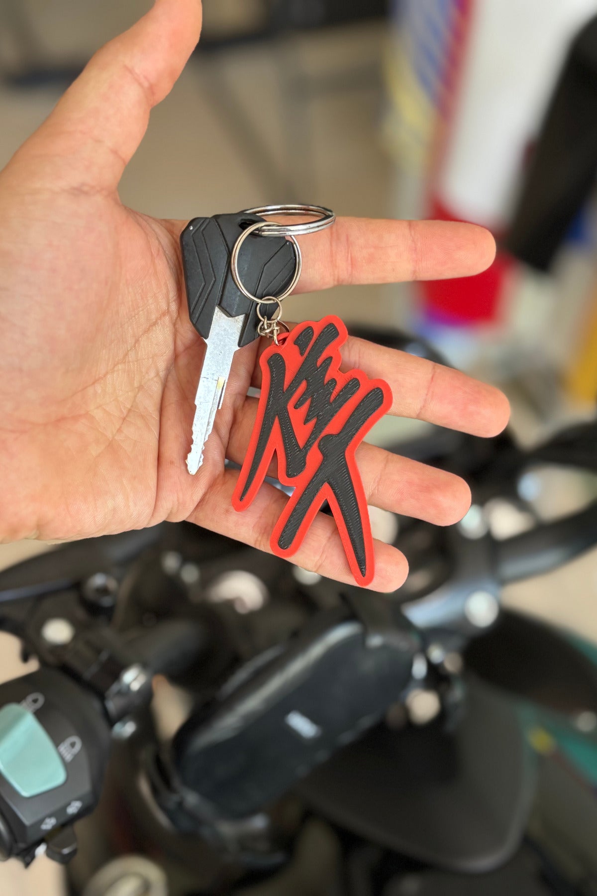 Motor için Japonca Yazılı Hayabusa Logolu Anahtarlık