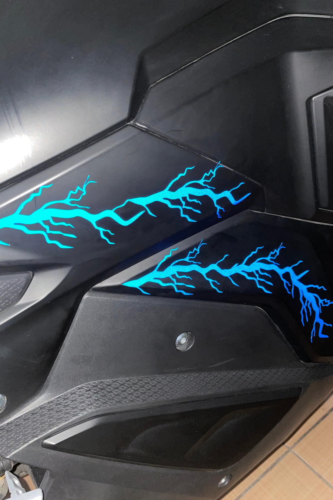Motor için Gece Parlayan Reflektörlü Mavi Şimşek Yıldırım Sticker Etiket (10'lu Set)