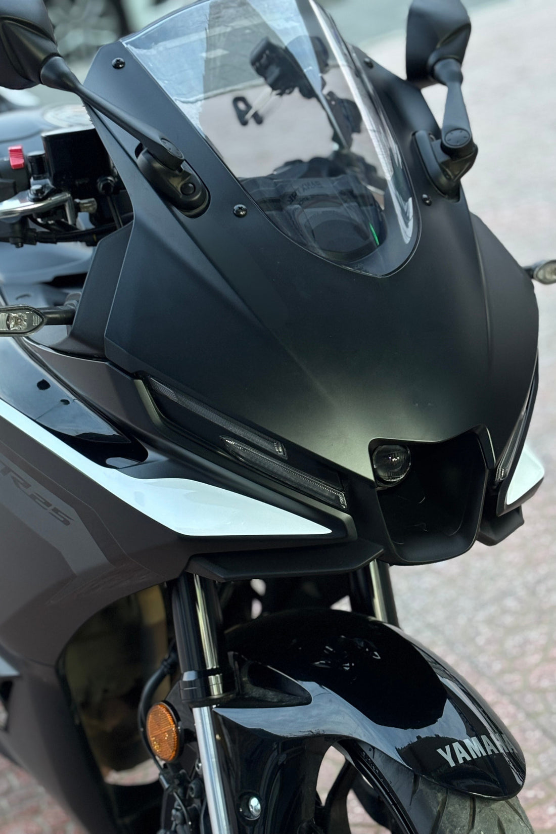 Yamaha R25 2025 Model için Kanat Beyaz Renk Sticker Etiket (Sağ ve Sol )
