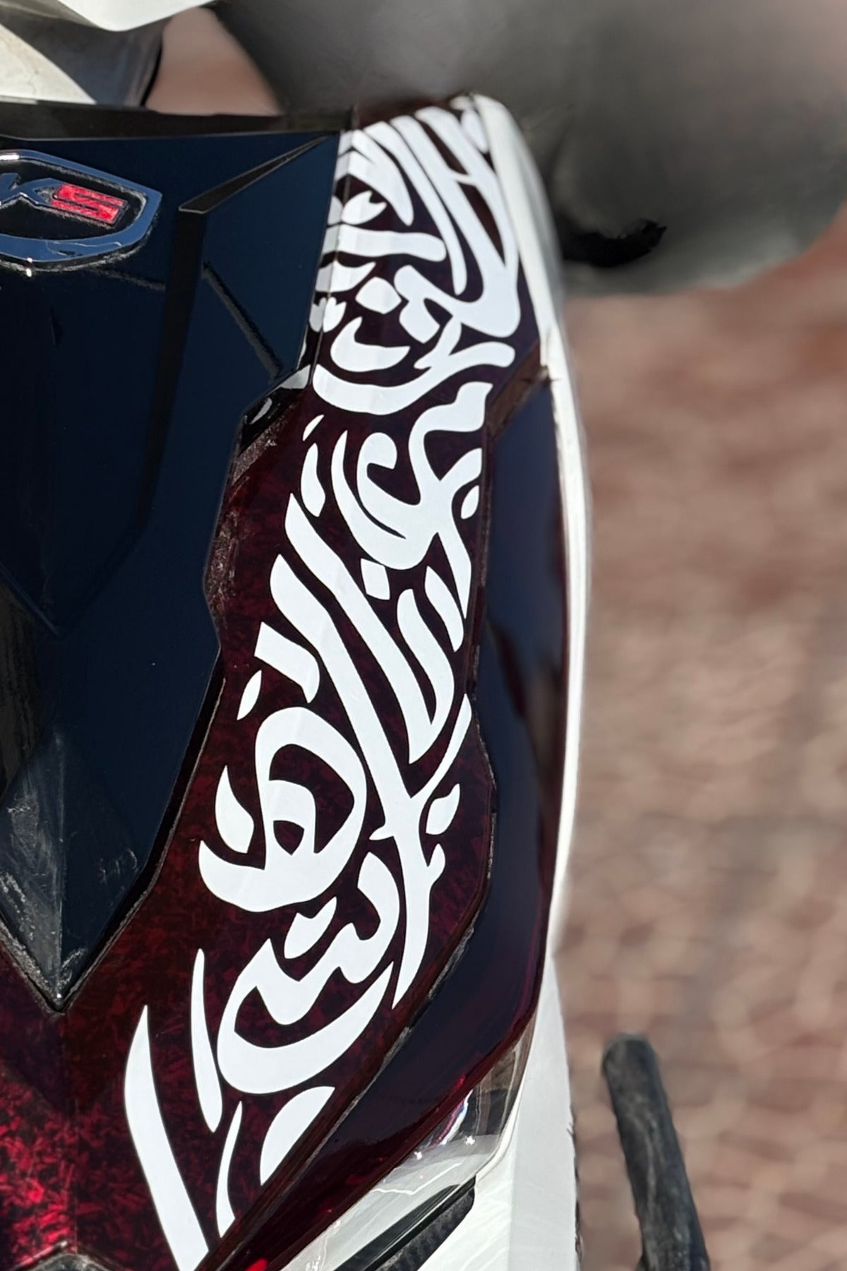 RKS VRS125 Uyumlu Far Üstü Tribal Kaligraf Sticker Etiket (Kesme Biçmesiz Tam Uyumlu)