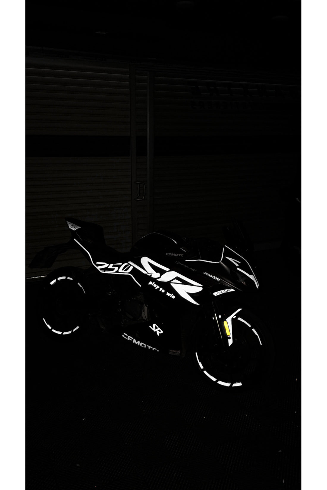 CFMOTO 250SR için Komple Reflektörlü Motosiklet Sticker Seti (Gece Flaş ile Çekimde Parlar) (Sağ ve Sol)