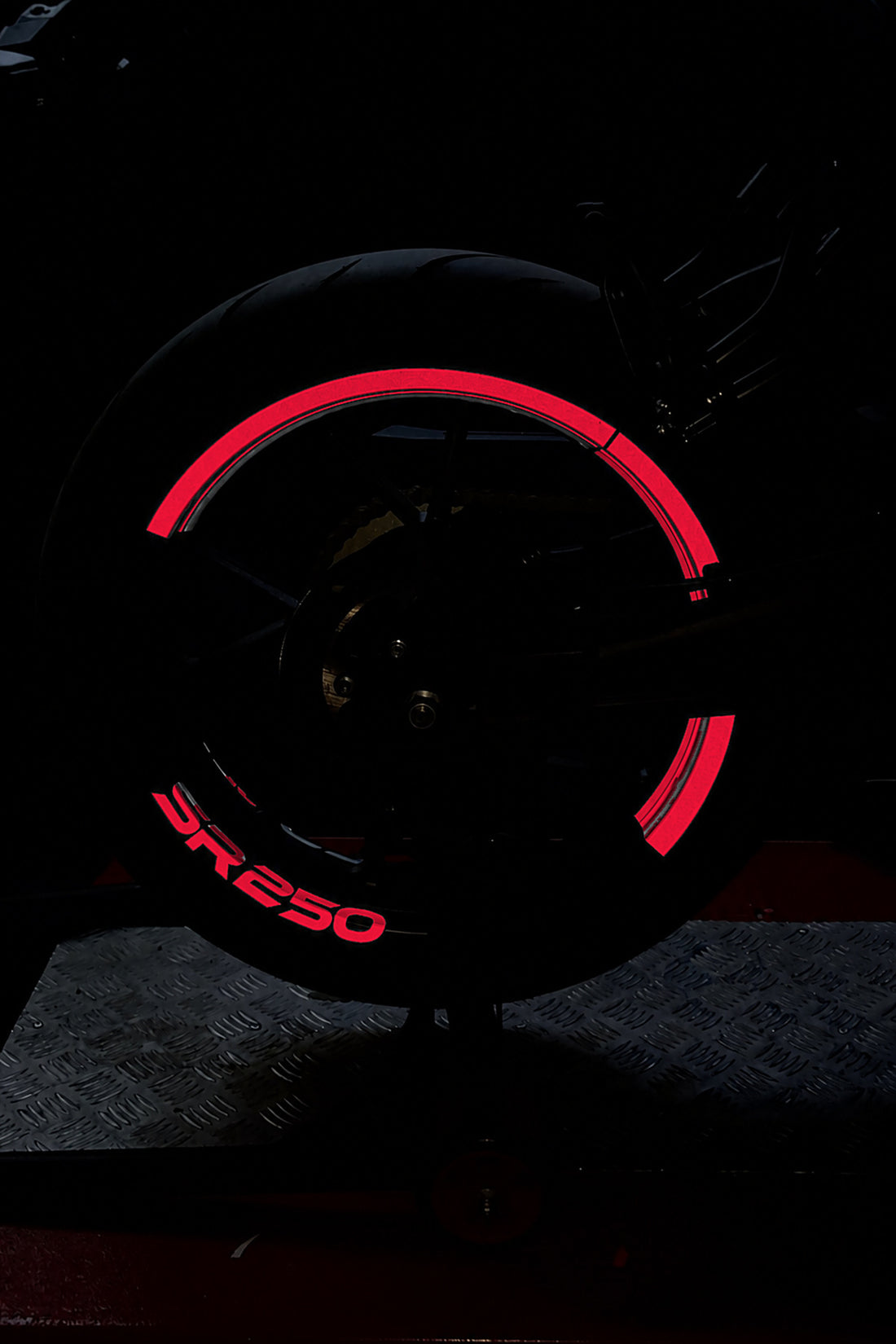 CFMOTO 250SR için Reflektörlü SR250 Yazılı Yarım Jant Şeridi (Ön-Arka Yeterlidir)