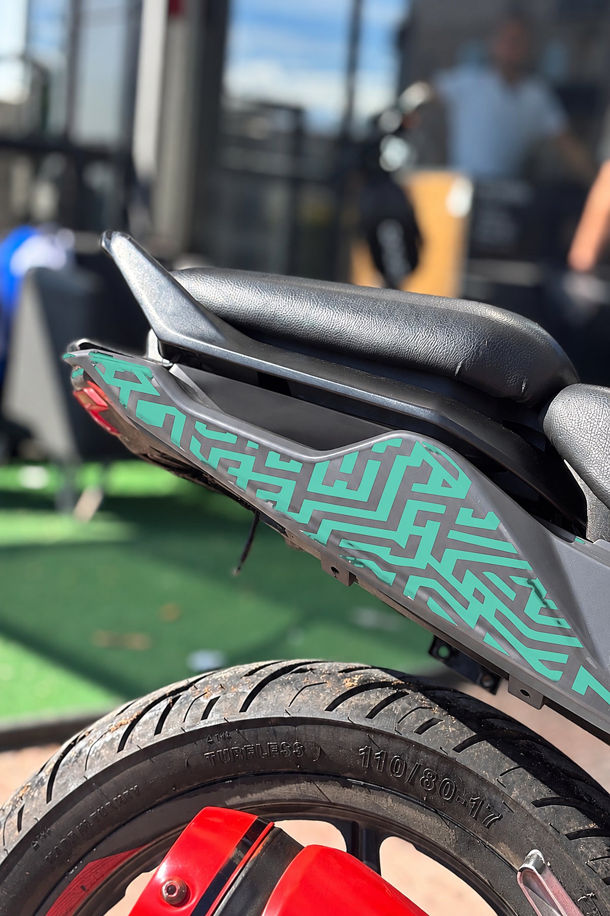 TVS Raider 125 için Labirent Desenli Sele Altı Kaplama Sticker Etiket (Sağ ve Sol )