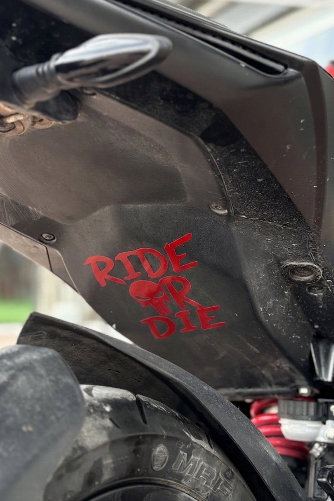 Motosiklet Sele altı ve Depo için Kurukafalı Ride Or Die Sticker Etiket (13CMx13CM)