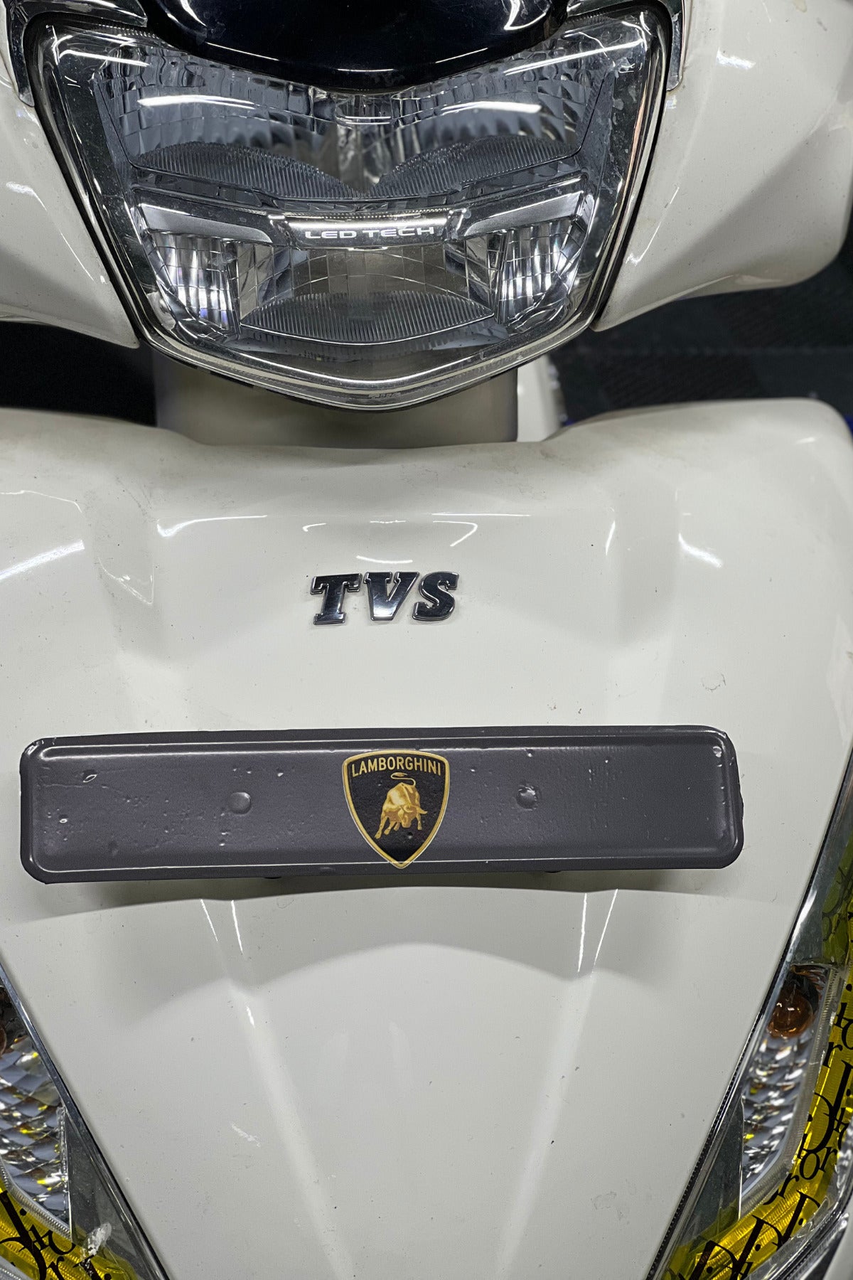 TVS Jupiter 125 Ön Plakası için Bayrak ve Desenli Sticker