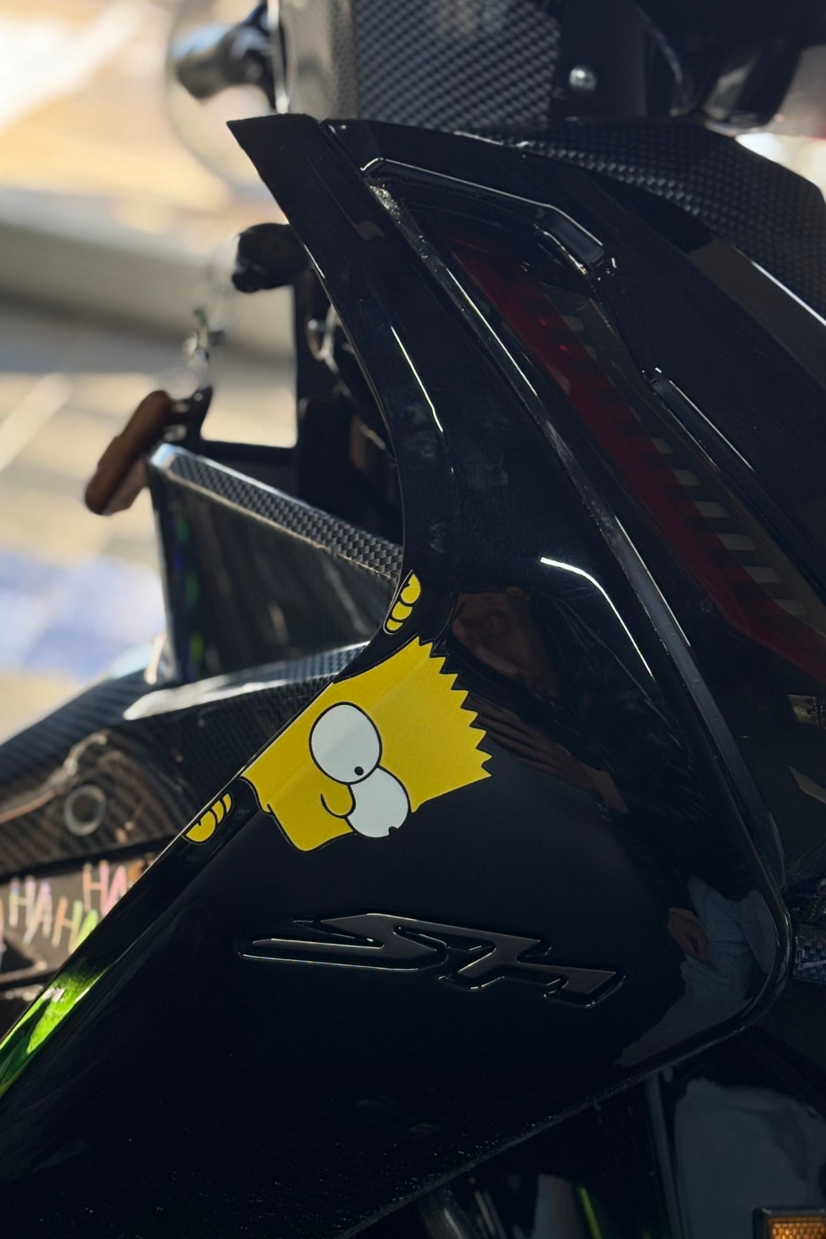 Motosiklet-Scooter ve Cup Motorlar için Kenardan Bakan Simpson Sticker (Sağ Taraf)(13cm)