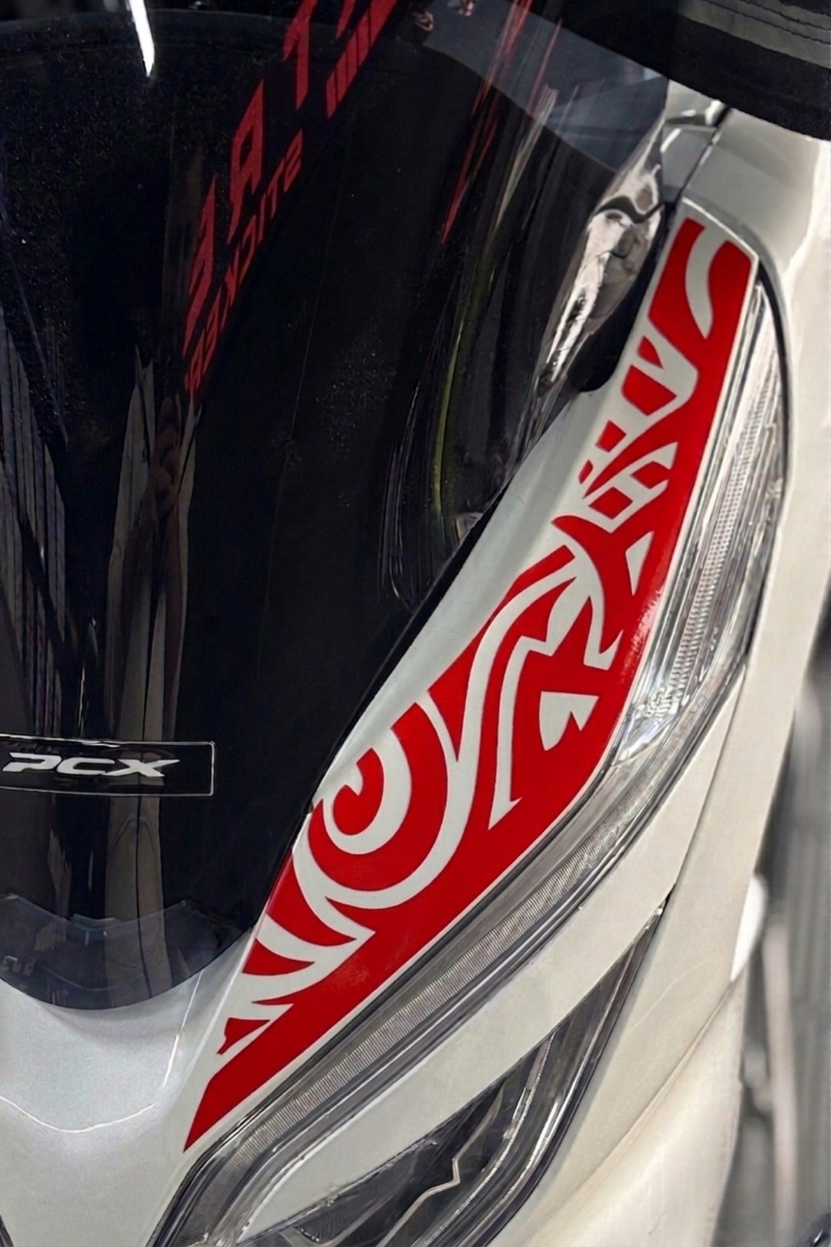 HONDA PCX Kelebek Kasa Uyumlu Far Yanı Tribal Desen Sticker (2018-2019-2020)