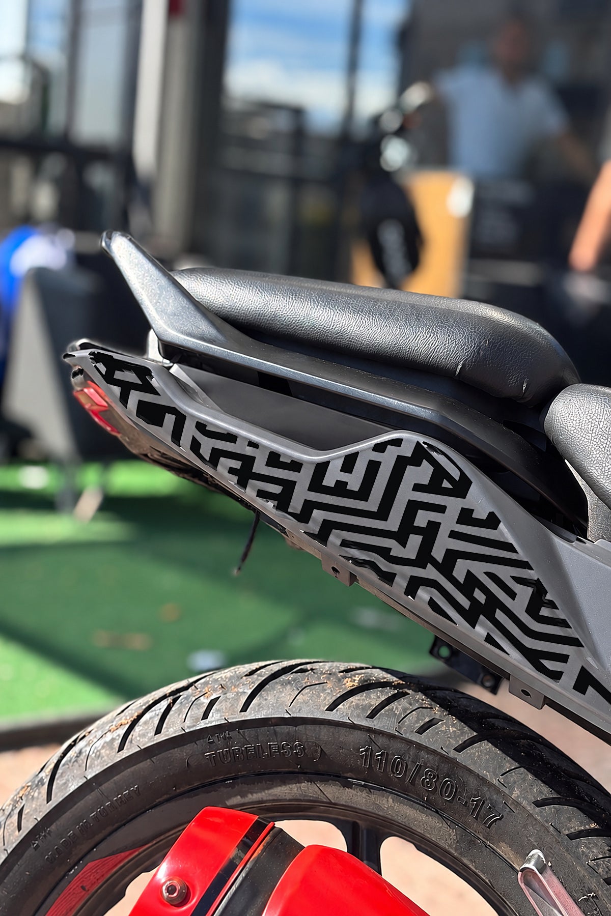 TVS Raider 125 için Labirent Desenli Sele Altı Kaplama Sticker Etiket (Sağ ve Sol )