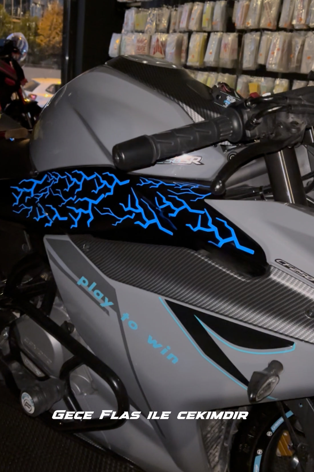 Motor-Kask ve Araba için Işıkta Parlayan Reflektörlü Mavi Parçalı Şimşek Sticker Etiket (16 Parça)