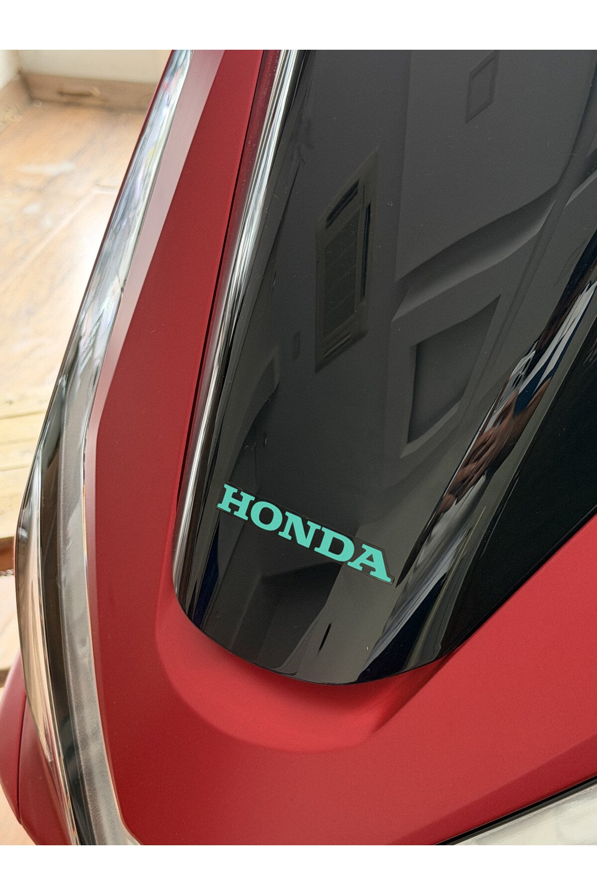 Honda PCX için Tüm Yıllara Uyumlu Ön Cam Orijinal Renkli Cam Yazı Sticker Etiket (1 Adet)