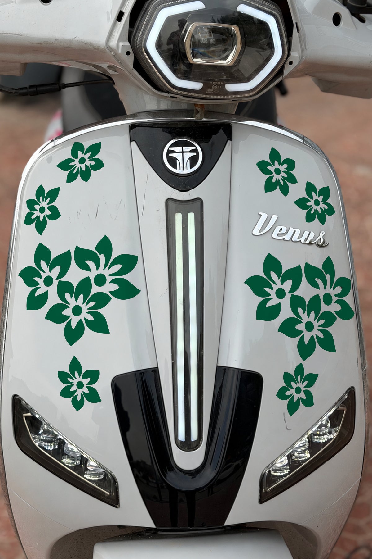 Motosiklet ve Kask için Çiçek Desenleri Sticker Etiket (Fotoğraftaki Adet Kadar Gelmektedir)