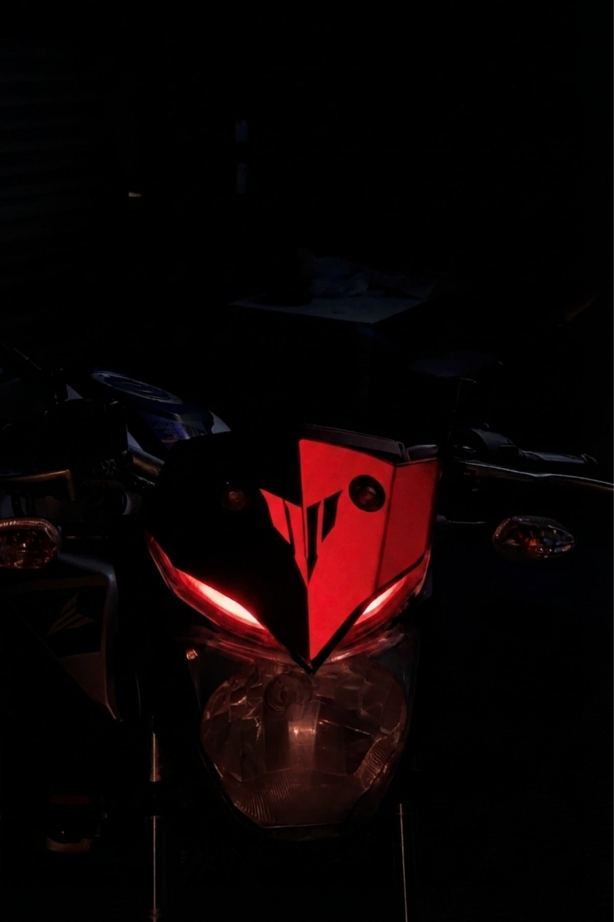 Yamaha MT-25 için MT Logolu Kafa Detay Reflektörlü Sticker (Gece Flaşla Parlar)