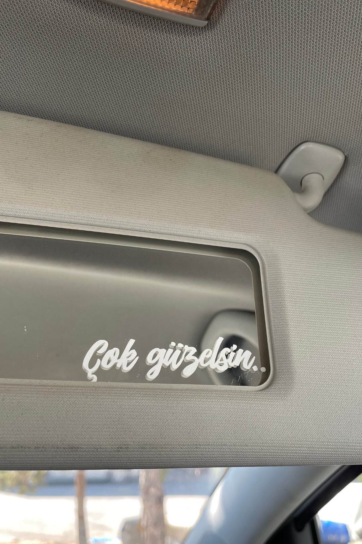 Araba Güneşlik Aynası için Beyaz Renk Çok Güzelsin Etiket Sticker 7.2CMx1.8CM (1 Adet)