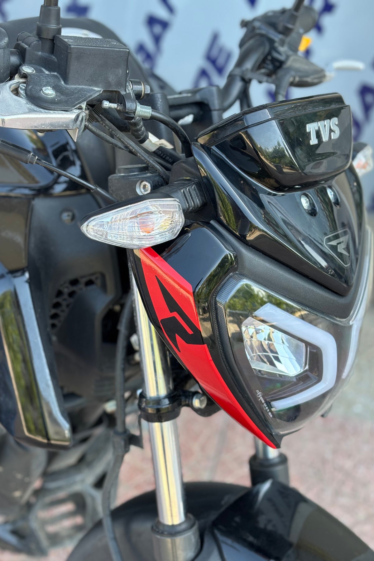 TVS Raider için R Logolu Far Kaşı Detay Sticker (2 Adet)